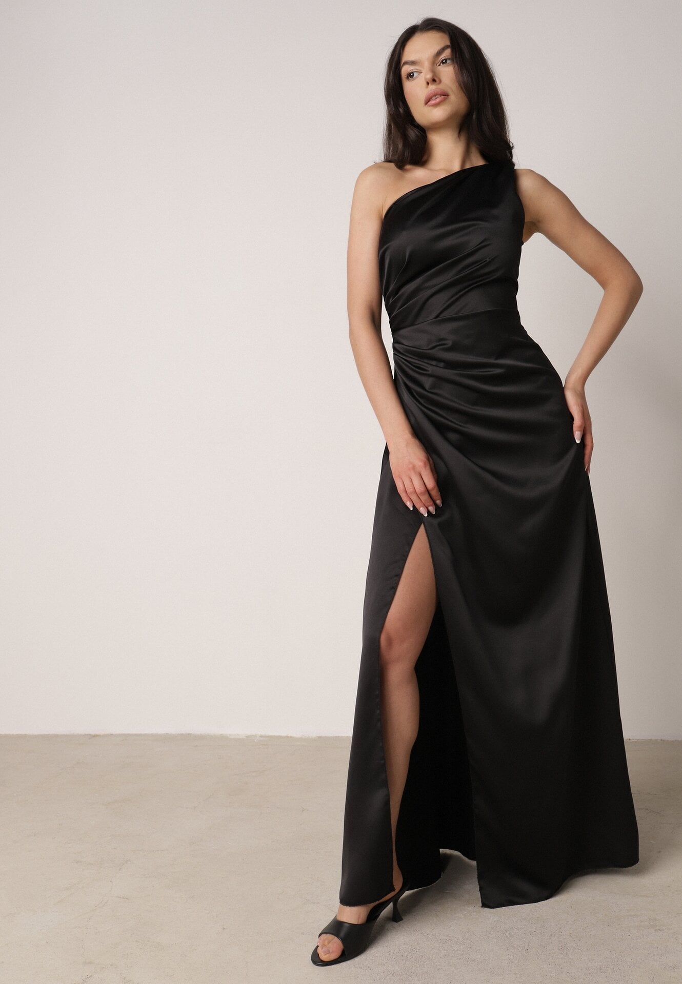 Czarna Satynowa Sukienka Wieczorowa na Jedno Ramię z Marszczeniem w Talii Cezalie