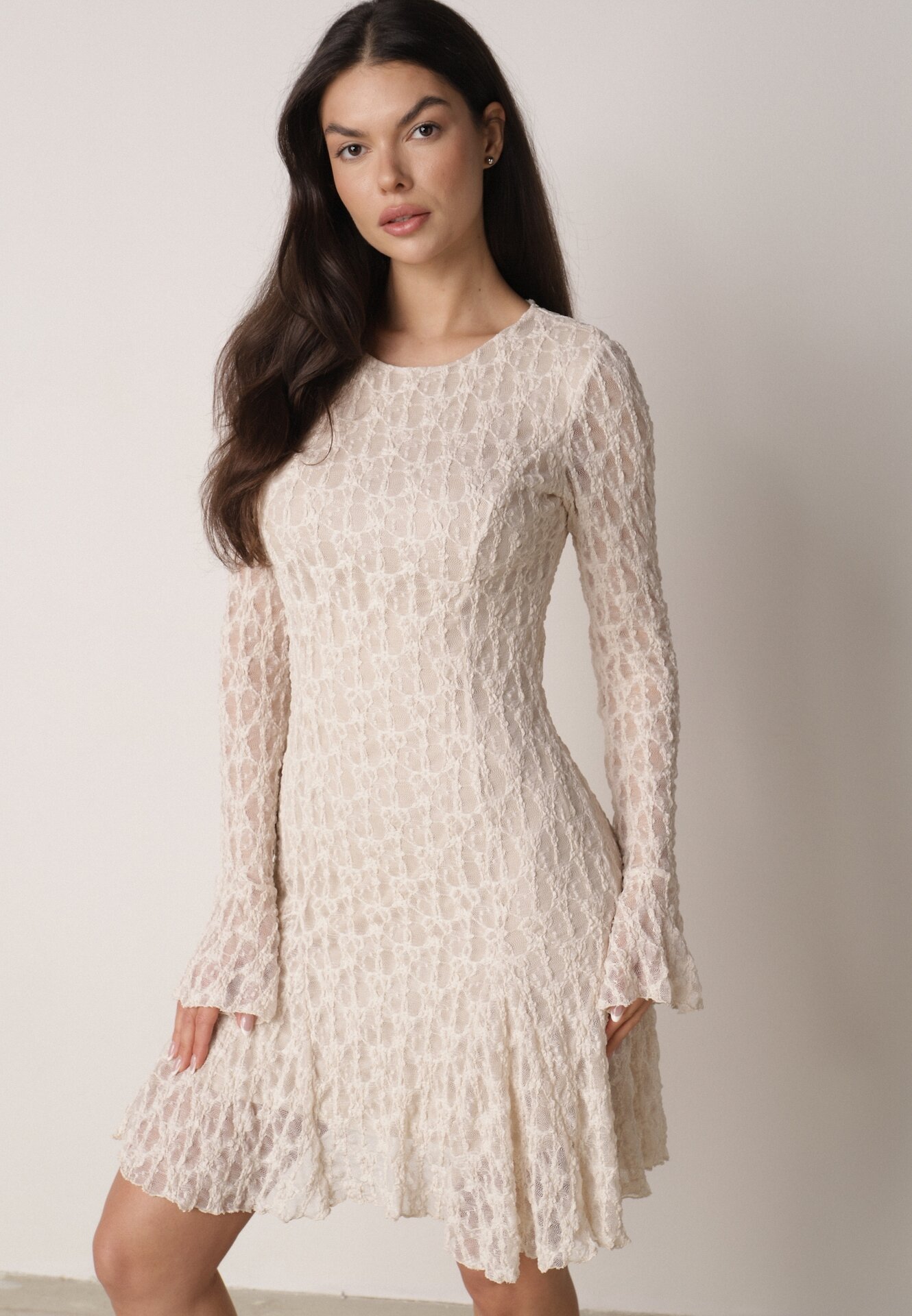 Beżowa Sukienka Koronkowa z Rozkloszowanymi Rękawami Cinatea