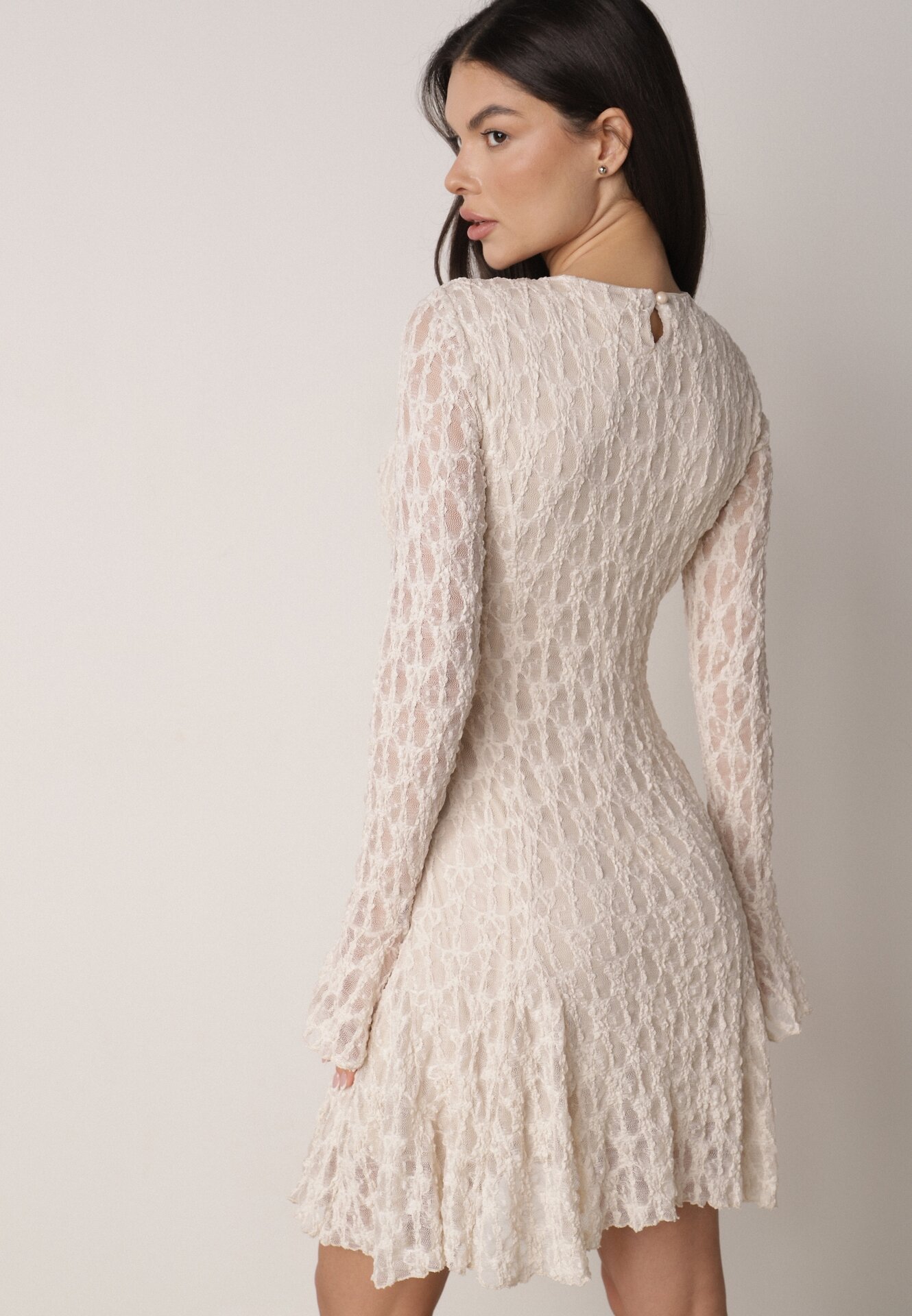 Beżowa Sukienka Koronkowa z Rozkloszowanymi Rękawami Cinatea