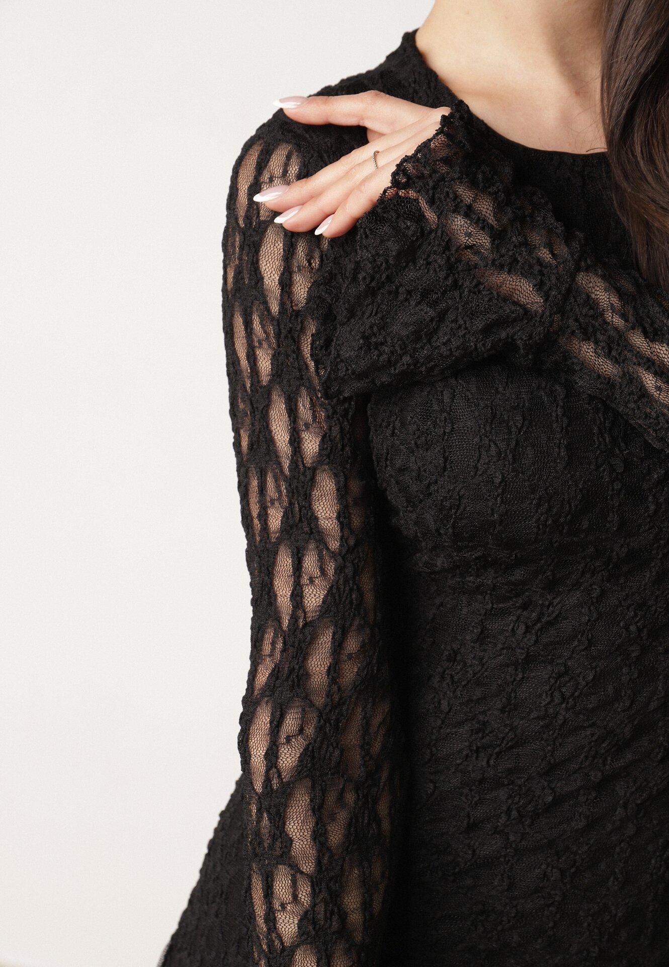 Czarna Sukienka Koronkowa z Rozkloszowanymi Rękawami Cinatea