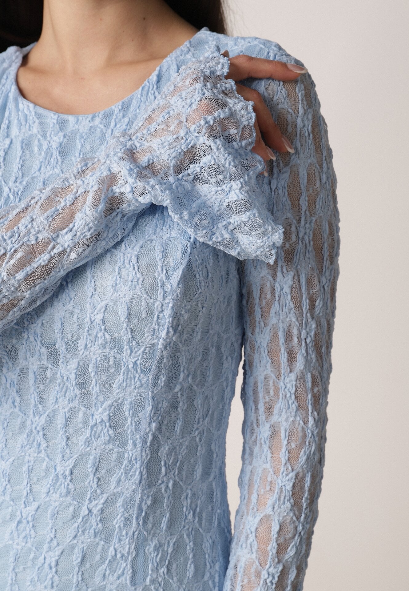 Niebieska Sukienka Koronkowa z Rozkloszowanymi Rękawami Cinatea