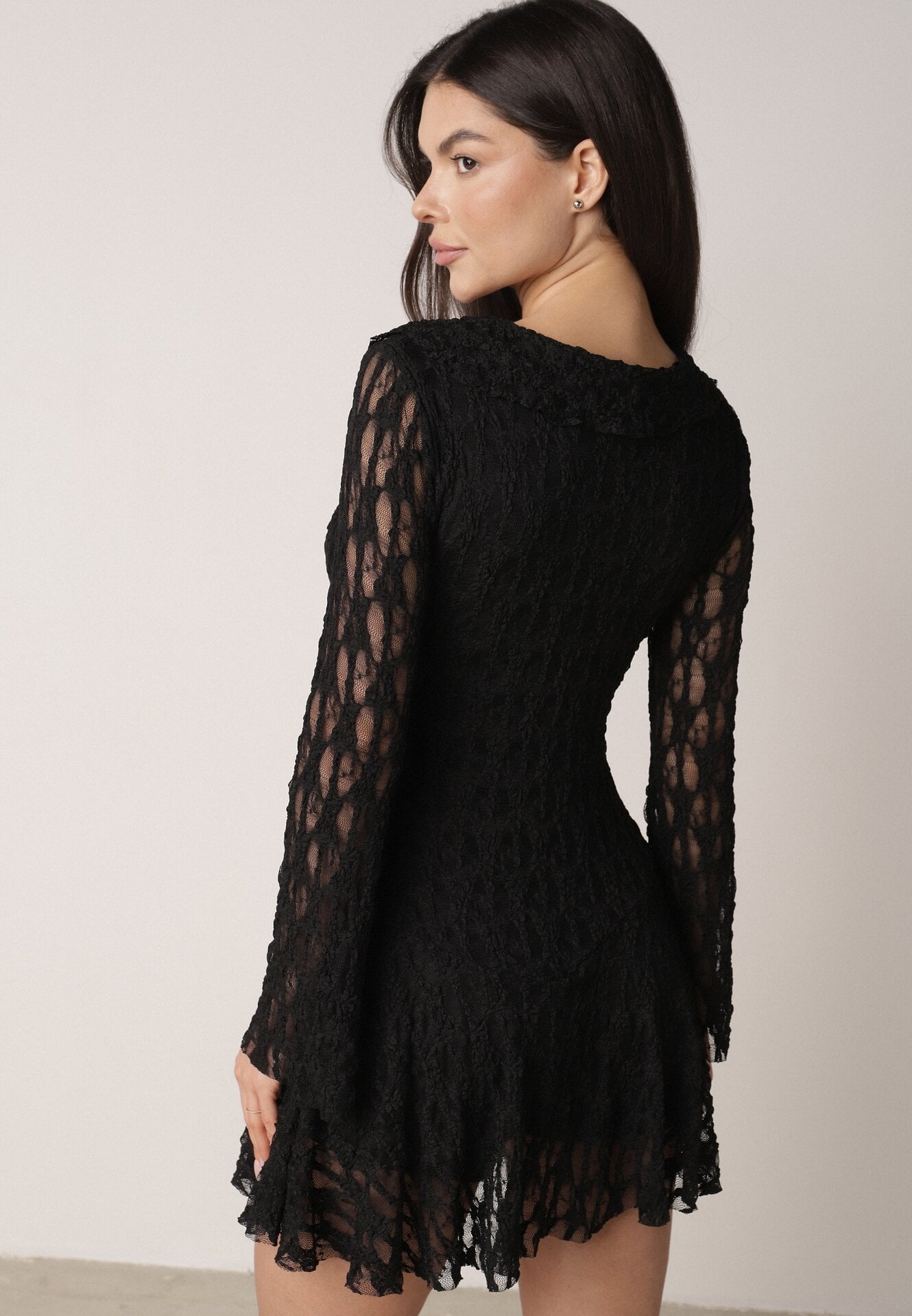 Czarna Koronkowa Sukienka z Falbankami i Wiązaniem przy Dekolcie Delanatea