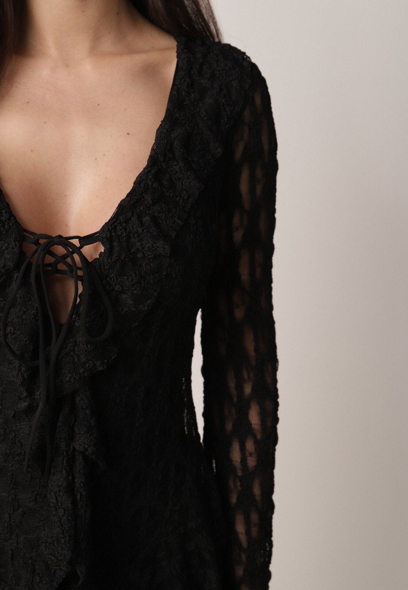 Czarna Koronkowa Sukienka z Falbankami i Wiązaniem przy Dekolcie Delanatea