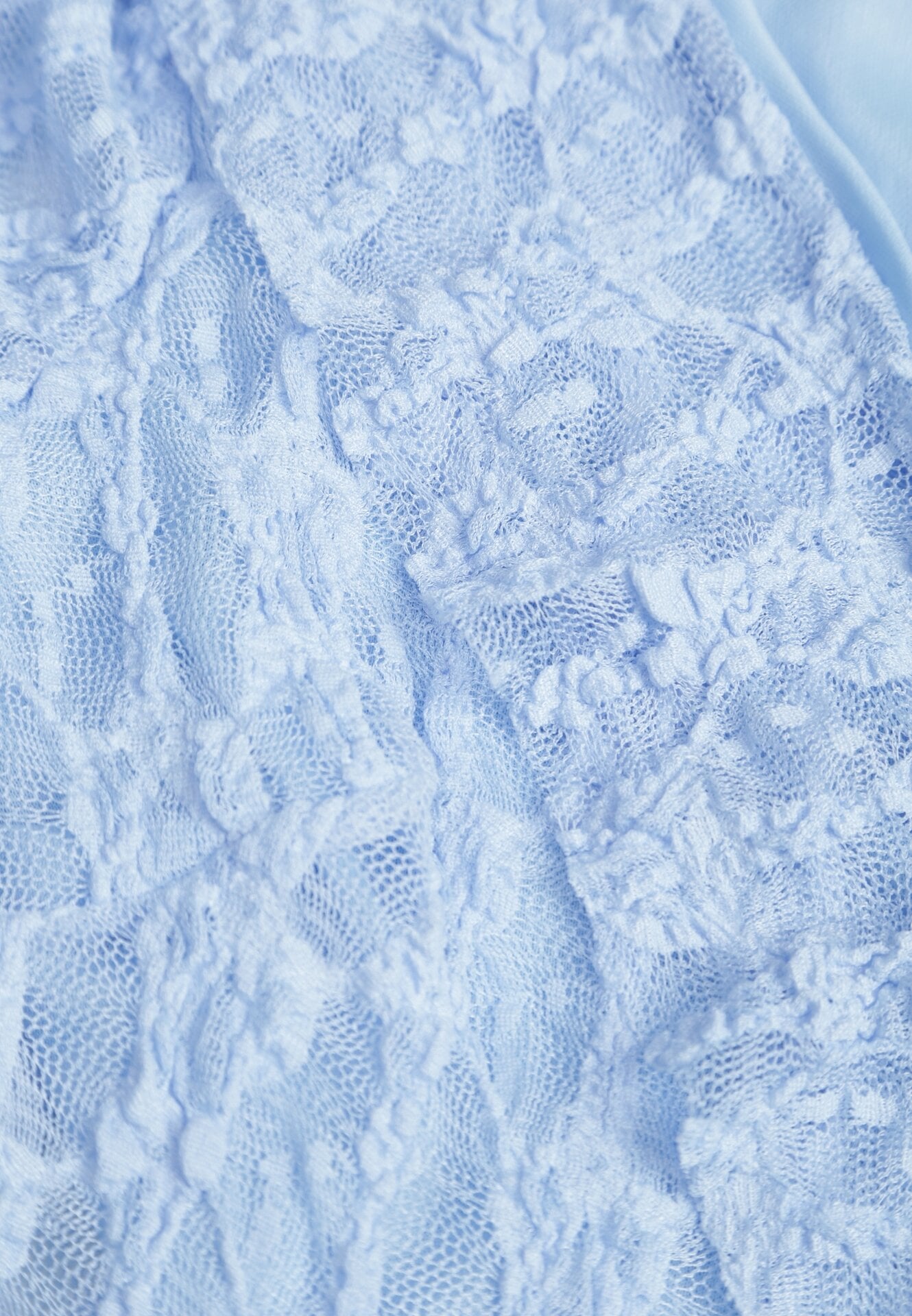 Niebieska Koronkowa Sukienka z Falbankami i Wiązaniem przy Dekolcie Delanatea