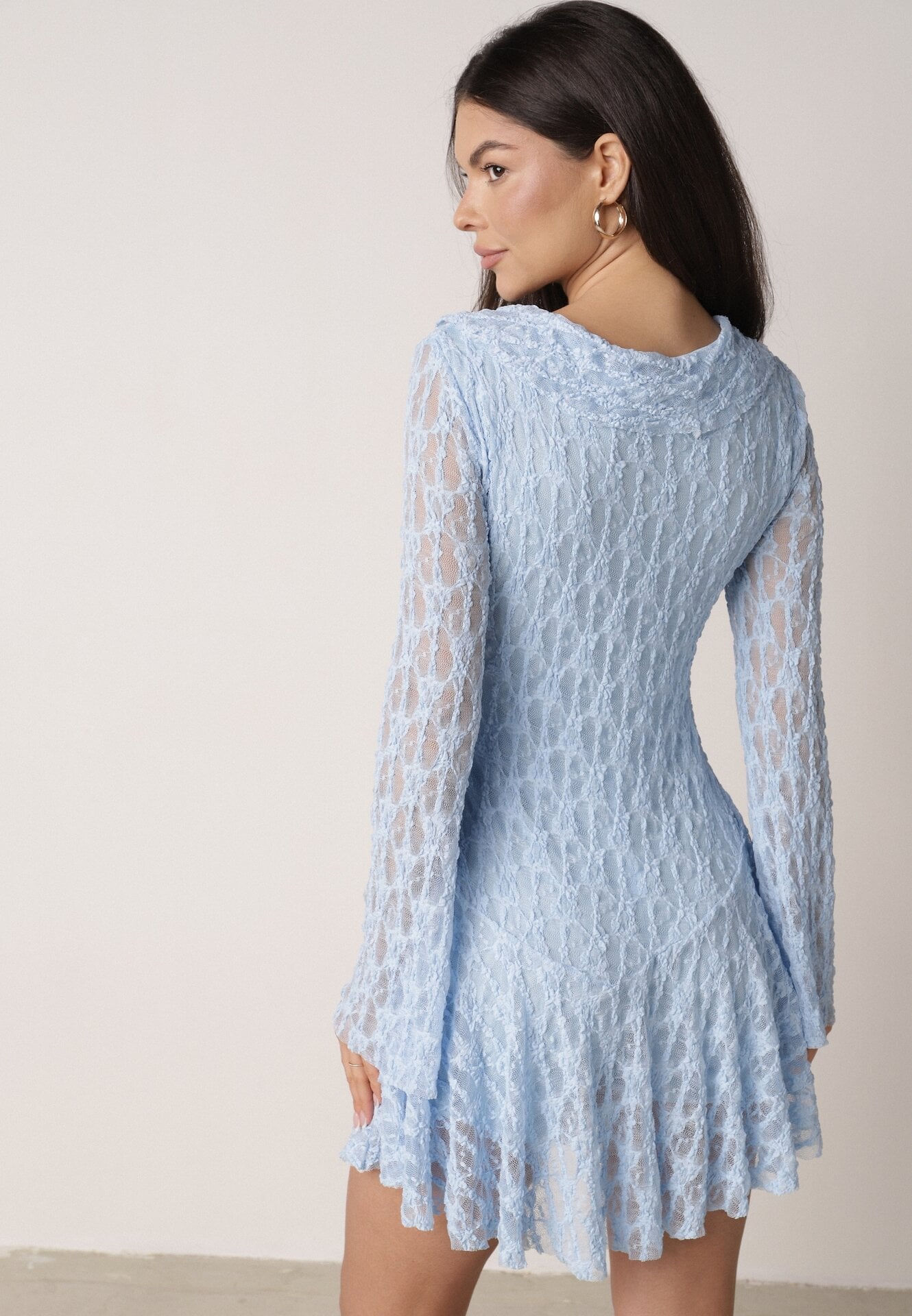 Niebieska Koronkowa Sukienka z Falbankami i Wiązaniem przy Dekolcie Delanatea