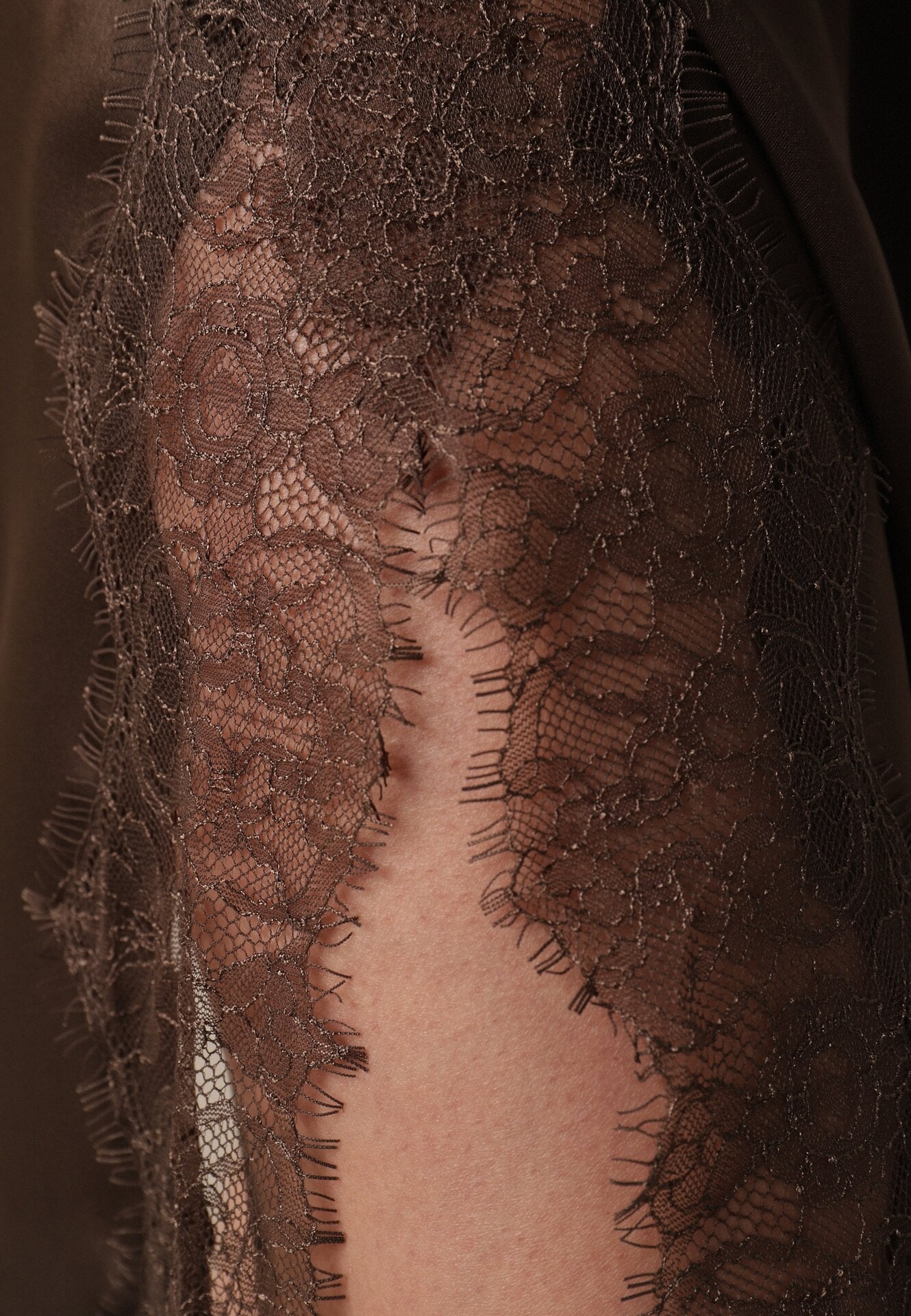 Brązowa Satynowa Spódnica o Asymetrycznym Kroju z Koronką Arlivia