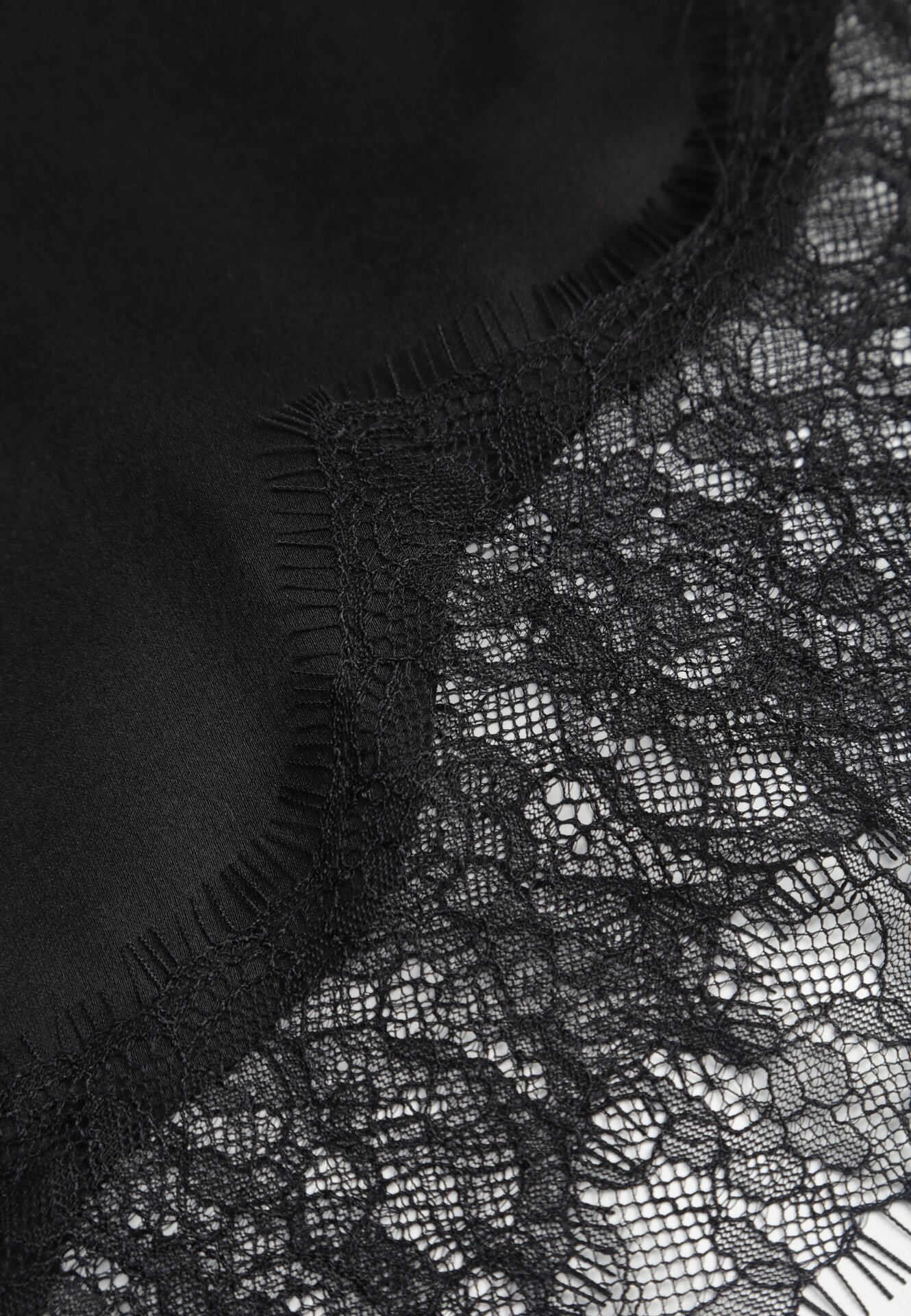 Czarna Satynowa Spódnica o Asymetrycznym Kroju z Koronką Arlivia