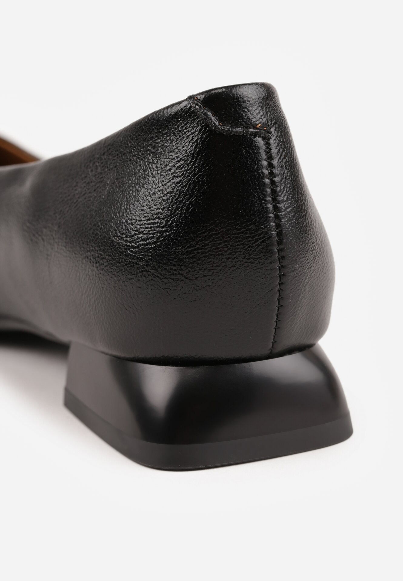 Czarne Czółenka na Niskim Obcasie z Elegancką Aplikacją i Skórzaną Wkładką Cezaline