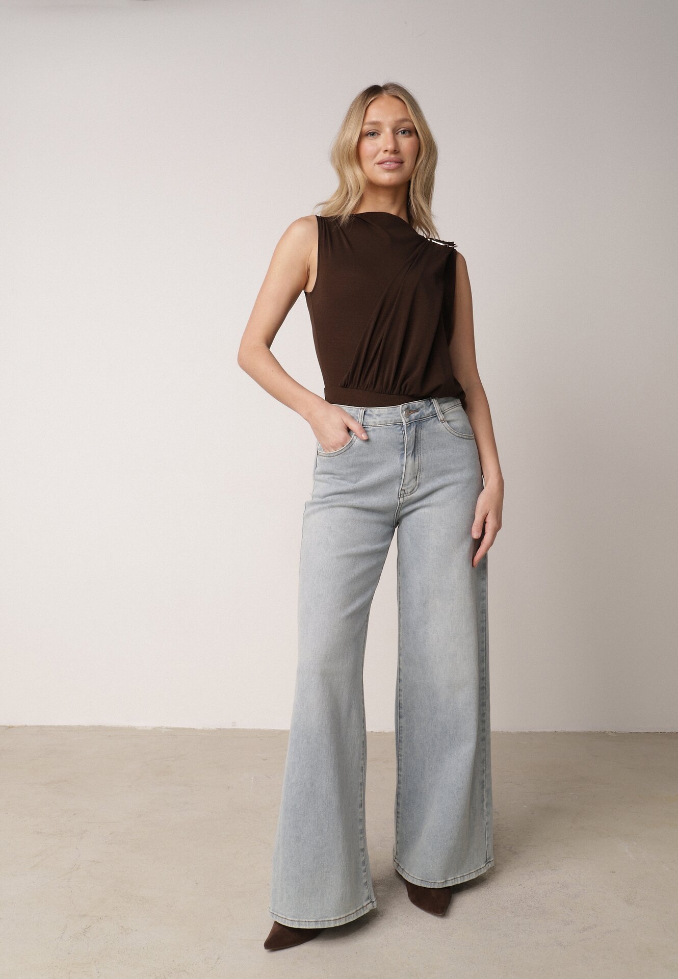 Brązowe Marszczone Body z Dekoltem Łódka i Ozdobną Aplikacją na Ramieniu Carlenka