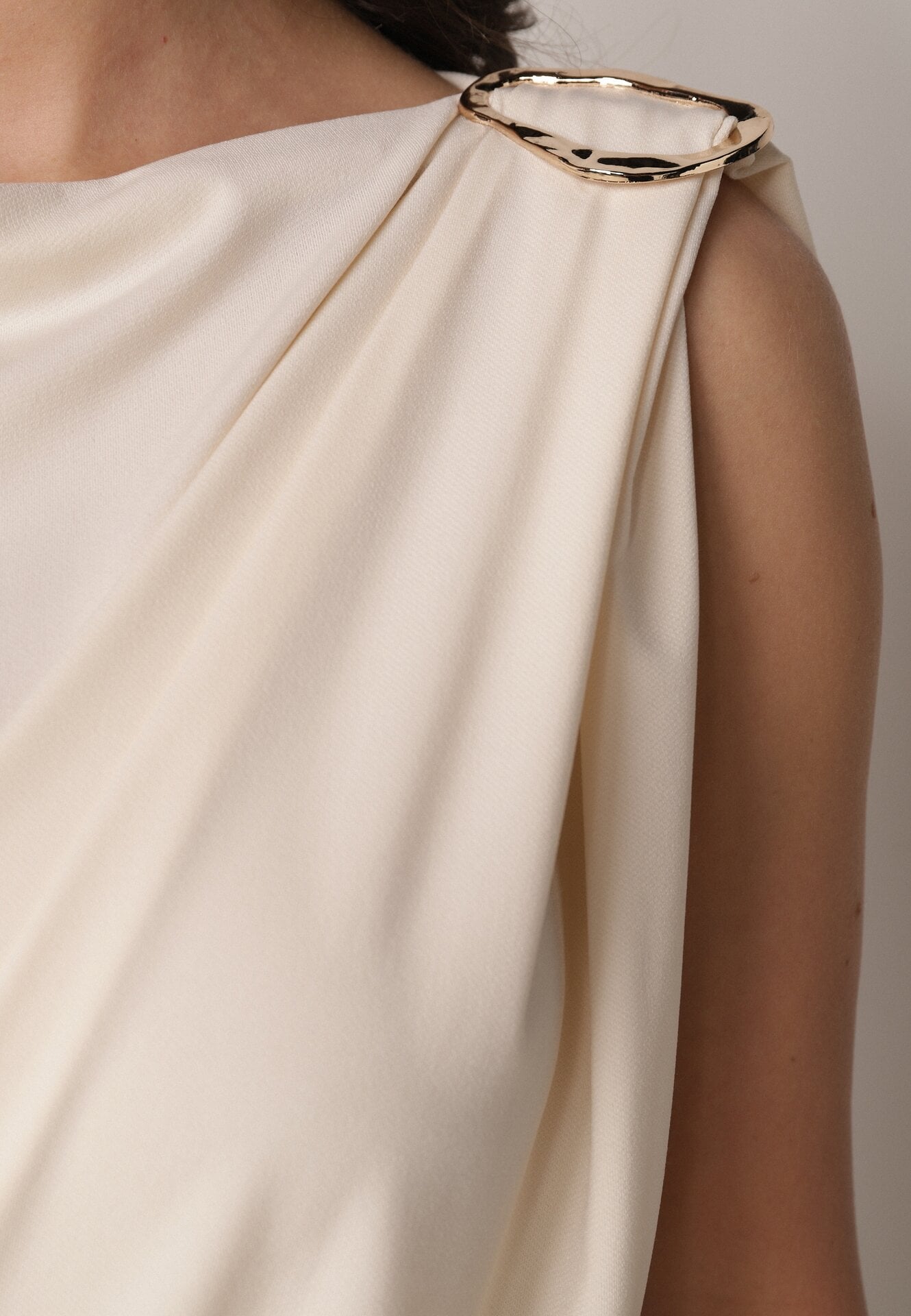 Beżowe Marszczone Body z Dekoltem Łódka i Ozdobną Aplikacją na Ramieniu Carlenka