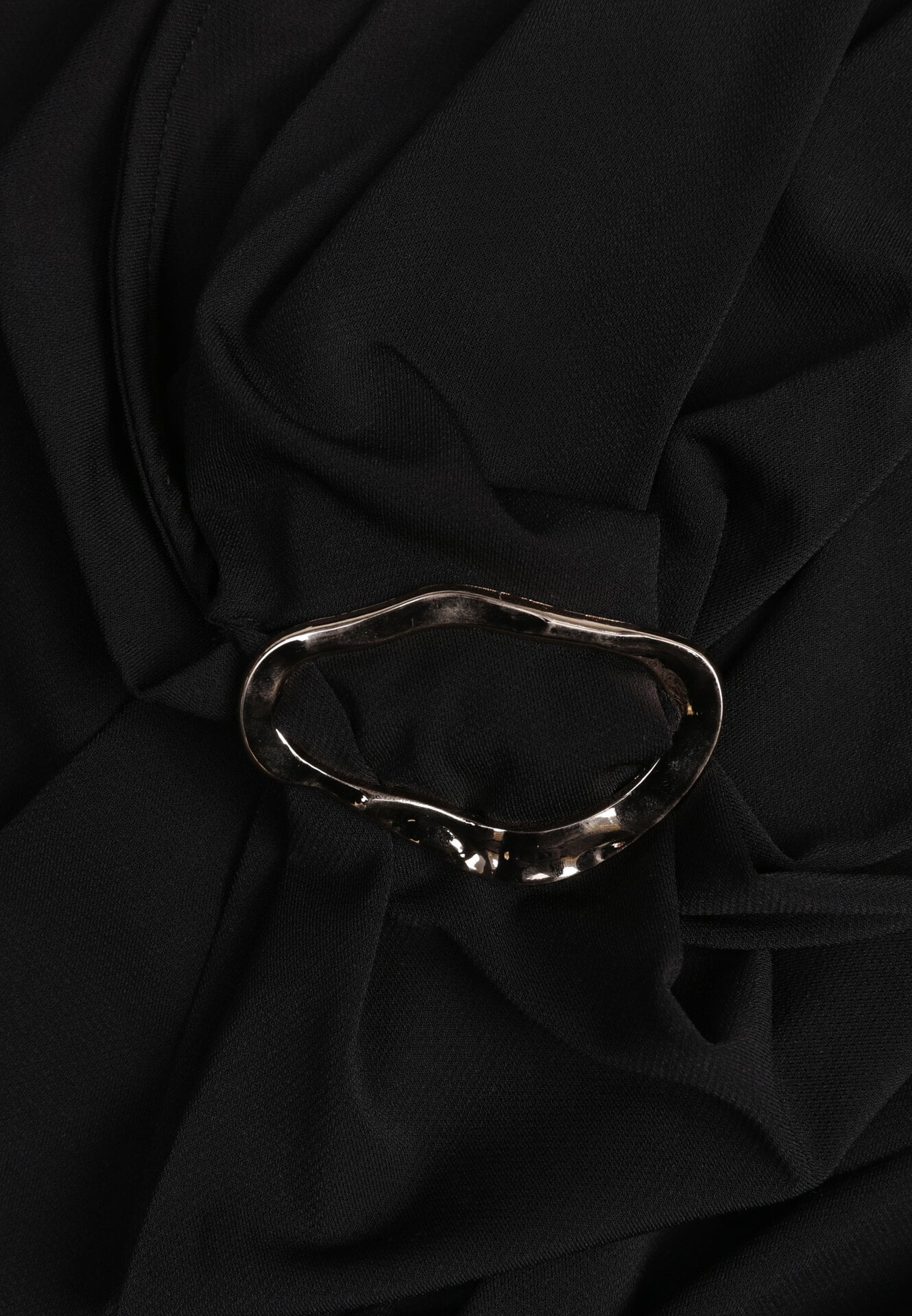 Czarne Marszczone Body z Dekoltem Łódka i Ozdobną Aplikacją na Ramieniu Carlenka