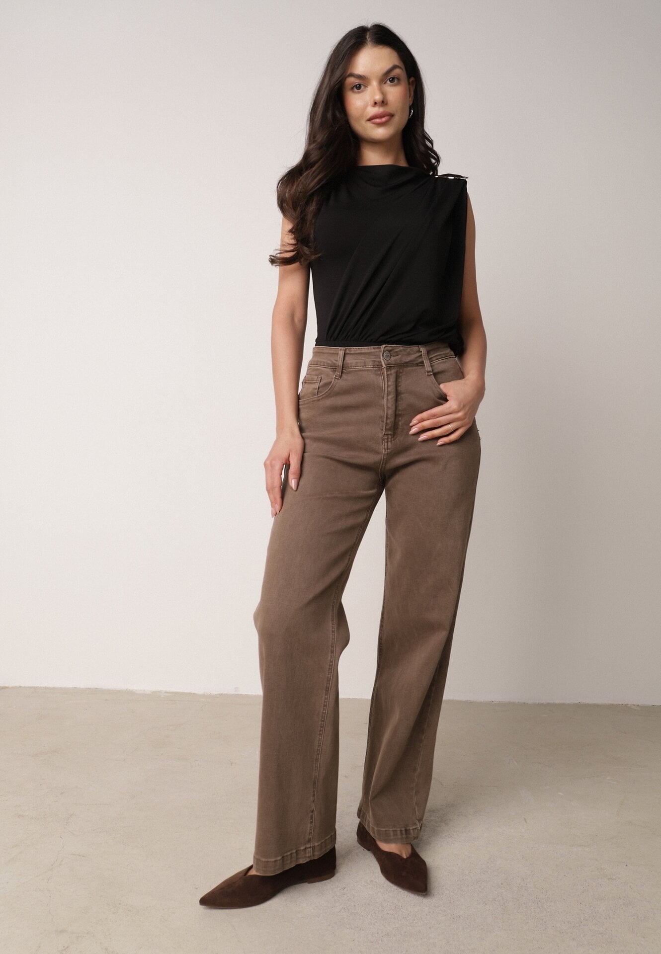 Czarne Marszczone Body z Dekoltem Łódka i Ozdobną Aplikacją na Ramieniu Carlenka