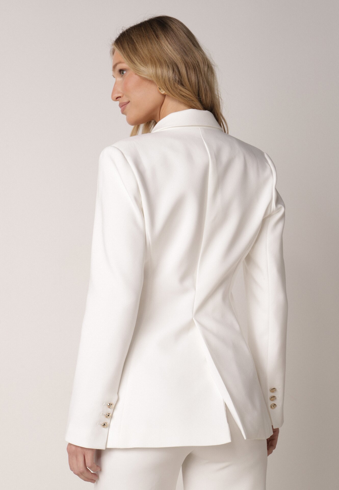 Biała Taliowana Marynarka z Wiskozą z Marszczeniem i Aplikacją przy Wiązaniu Alyndra