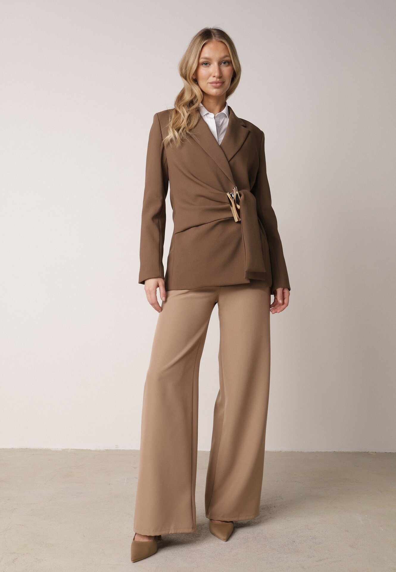 Brązowa Taliowana Marynarka z Wiskozą z Marszczeniem i Aplikacją przy Wiązaniu Alyndra