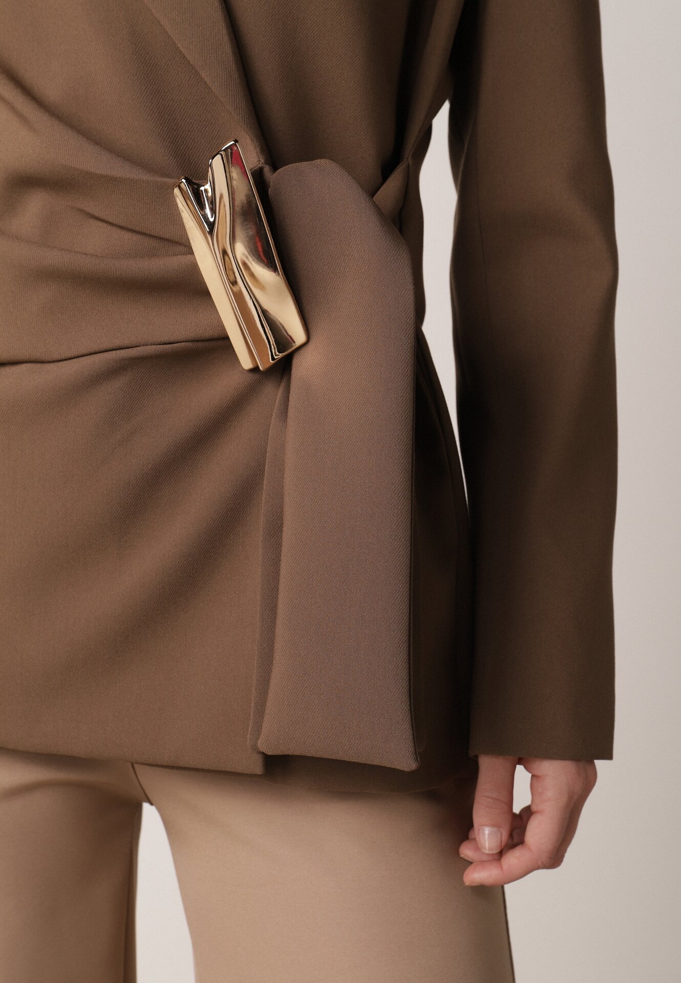 Brązowa Taliowana Marynarka z Wiskozą z Marszczeniem i Aplikacją przy Wiązaniu Alyndra