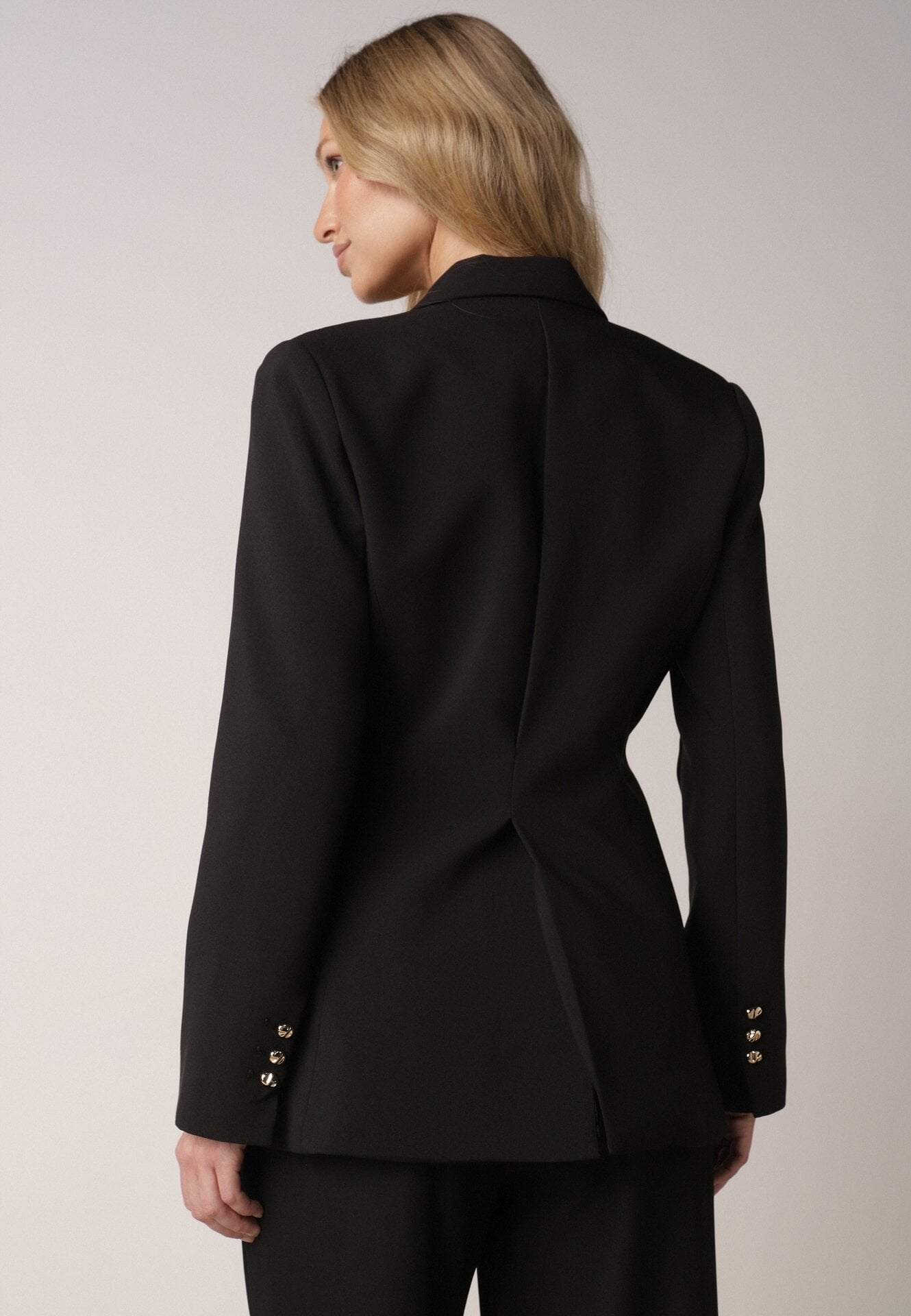 Czarna Taliowana Marynarka z Wiskozą z Marszczeniem i Aplikacją przy Wiązaniu Alyndra