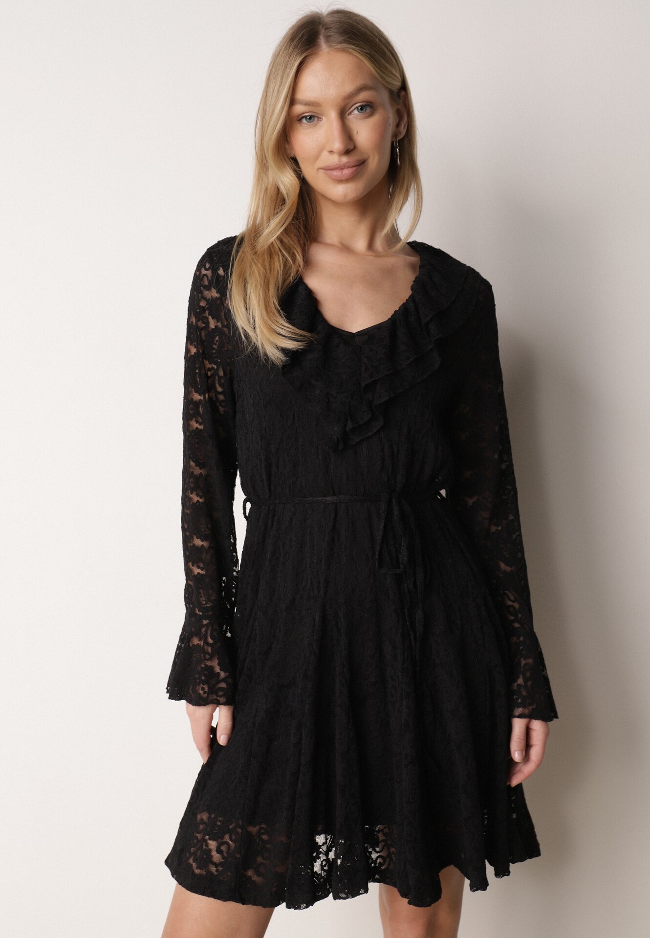 Czarna Koronkowa Sukienka z Cienkim Paskiem i Rozkloszowanymi Rękawami Jovaila