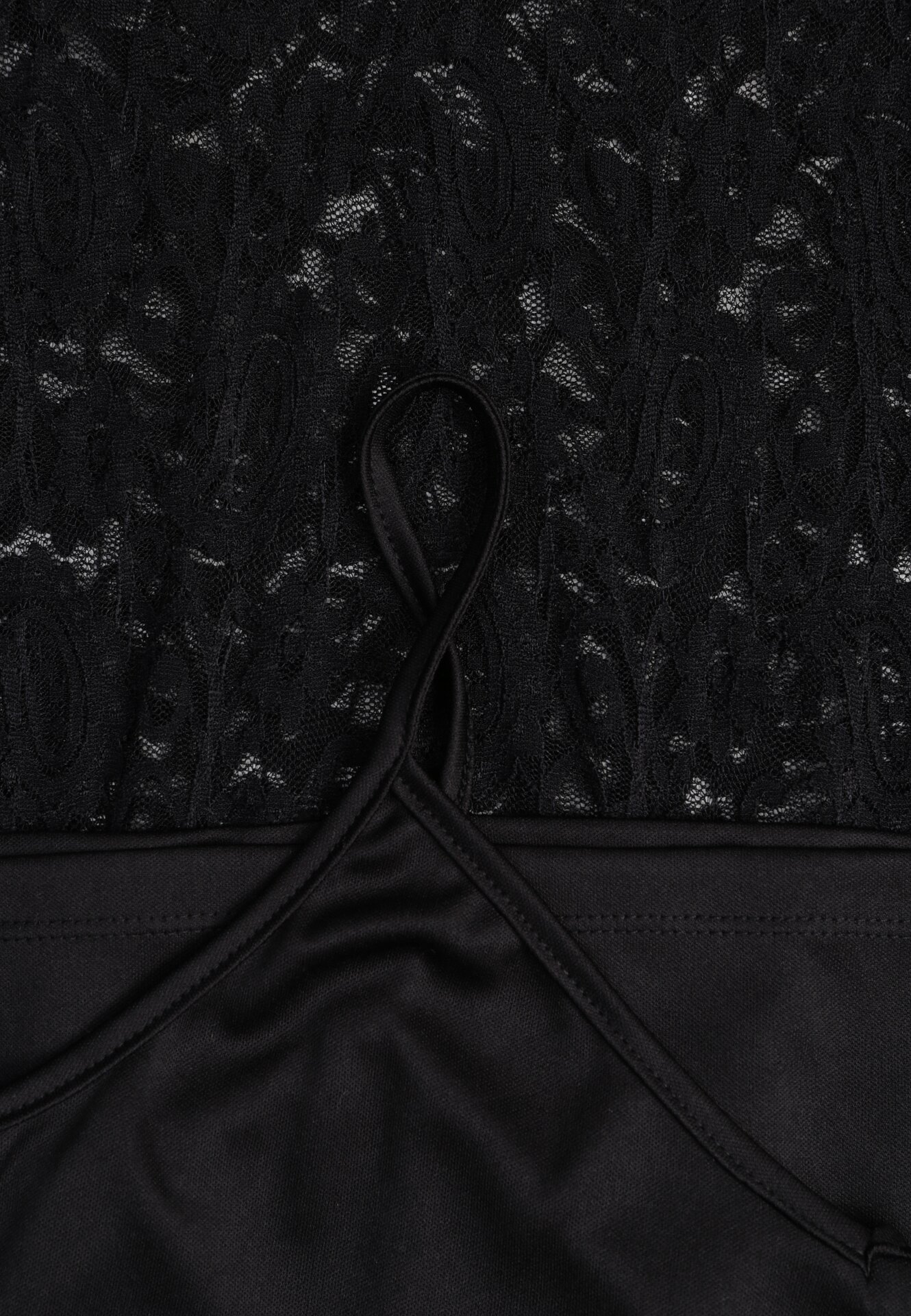 Czarna Koronkowa Sukienka z Cienkim Paskiem i Rozkloszowanymi Rękawami Jovaila