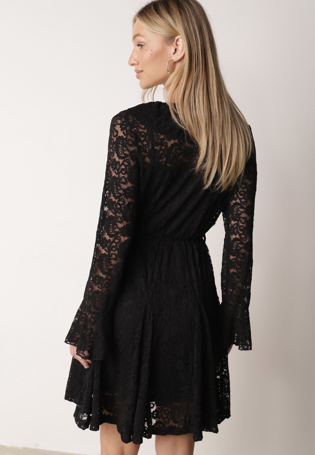 Czarna Koronkowa Sukienka z Cienkim Paskiem i Rozkloszowanymi Rękawami Jovaila