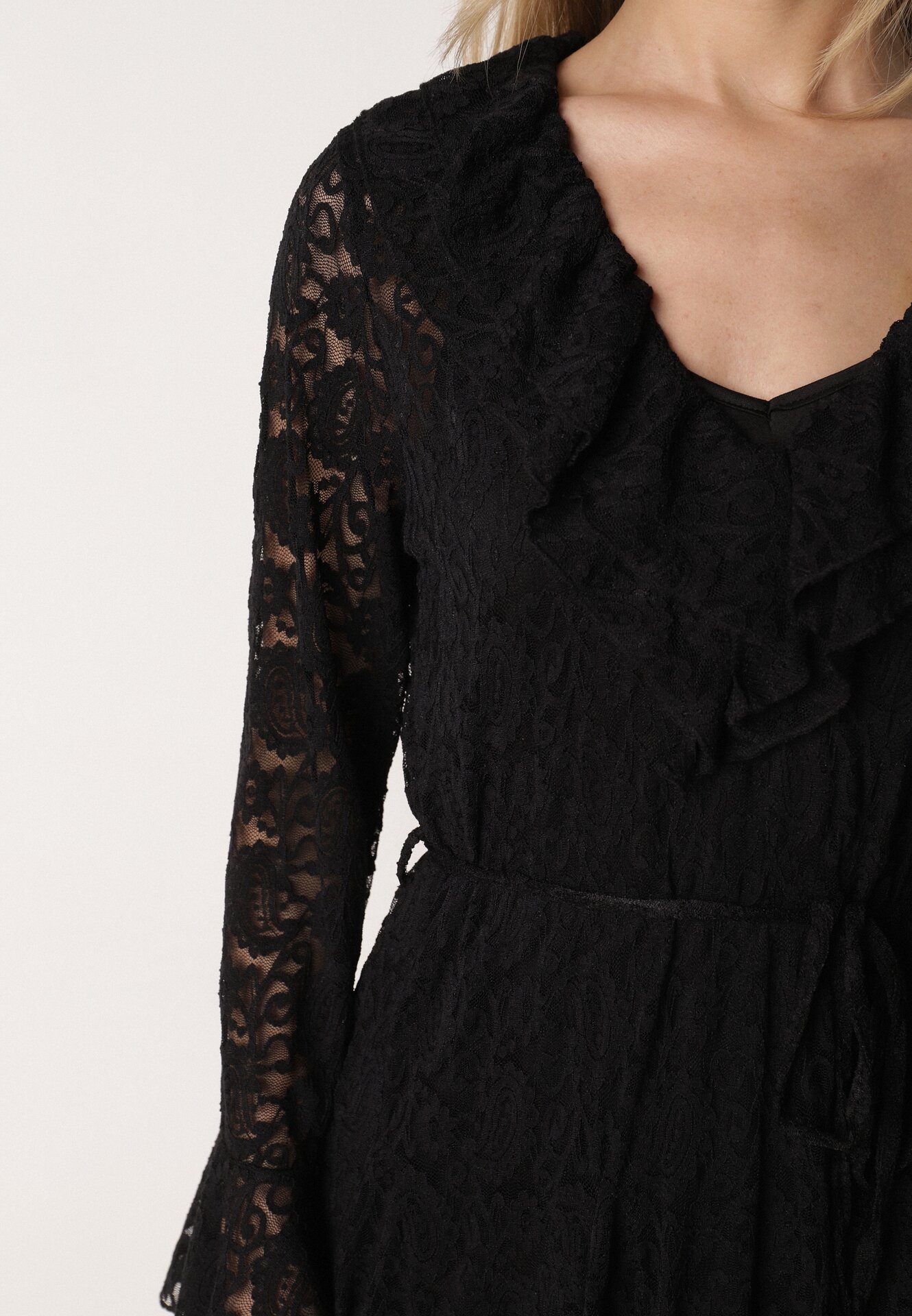 Czarna Koronkowa Sukienka z Cienkim Paskiem i Rozkloszowanymi Rękawami Jovaila