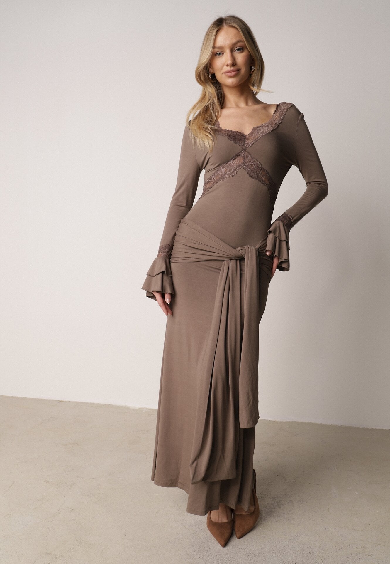 Brązowa Koktajlowa Sukienka z Wiskozy Zdobiona Falbanami Koronką i Wiązaniem Felycia