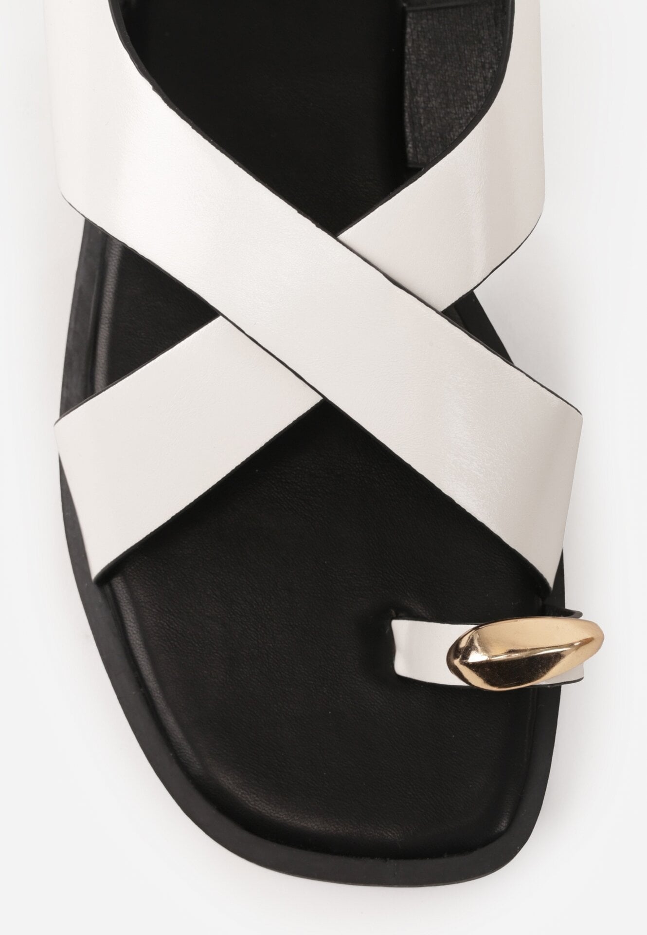 Białe Sandały Typu Japonki z Metaliczną Ozdobą Meledra