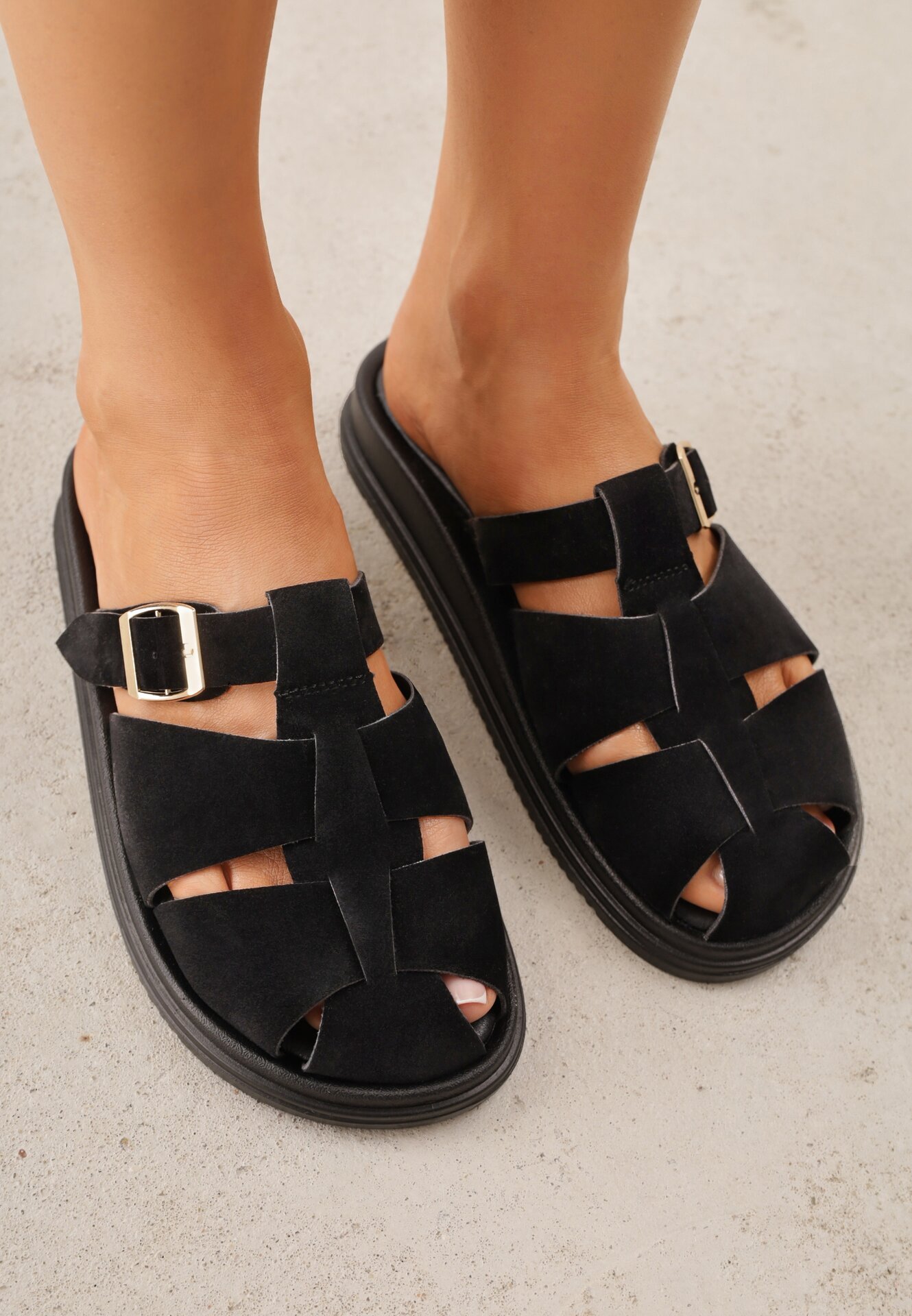 Czarne Klapki z Paskami i Kwadratową Sprzączką Olyndar