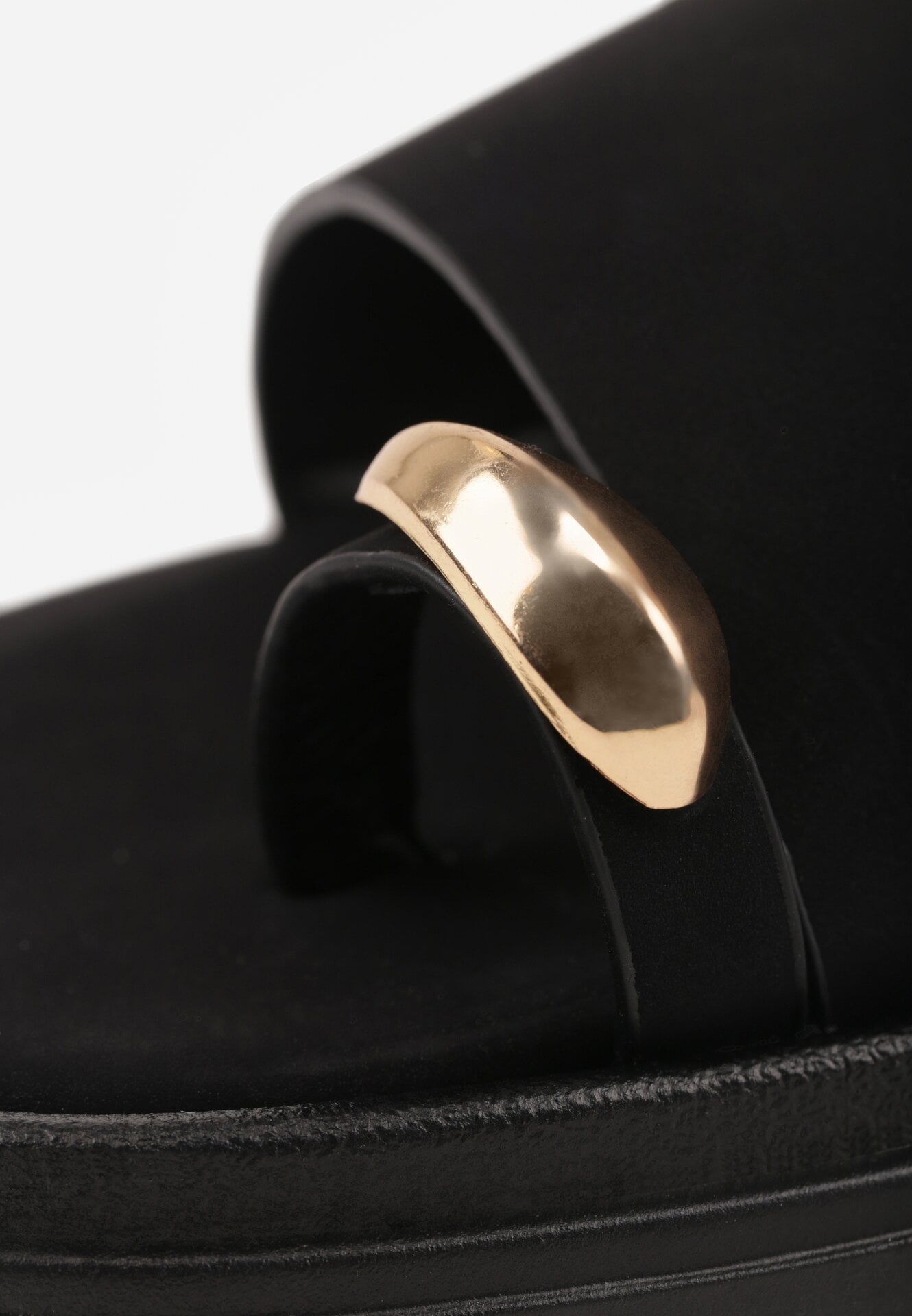 Czarne Klapki Typu Japonki z Metaliczną Ozdobą Samrina