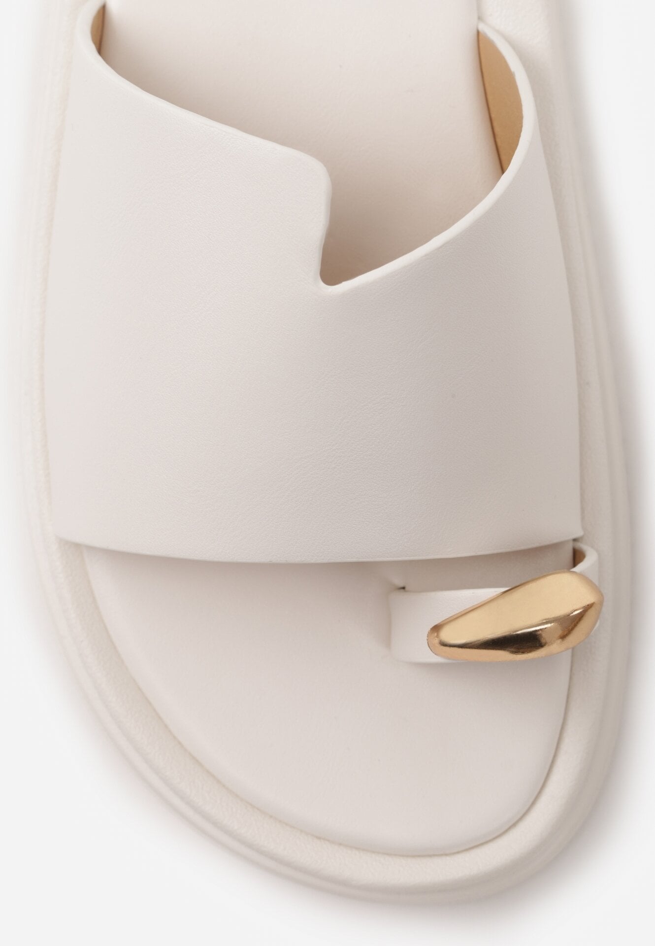 Białe Klapki Typu Japonki z Metaliczną Ozdobą Samrina