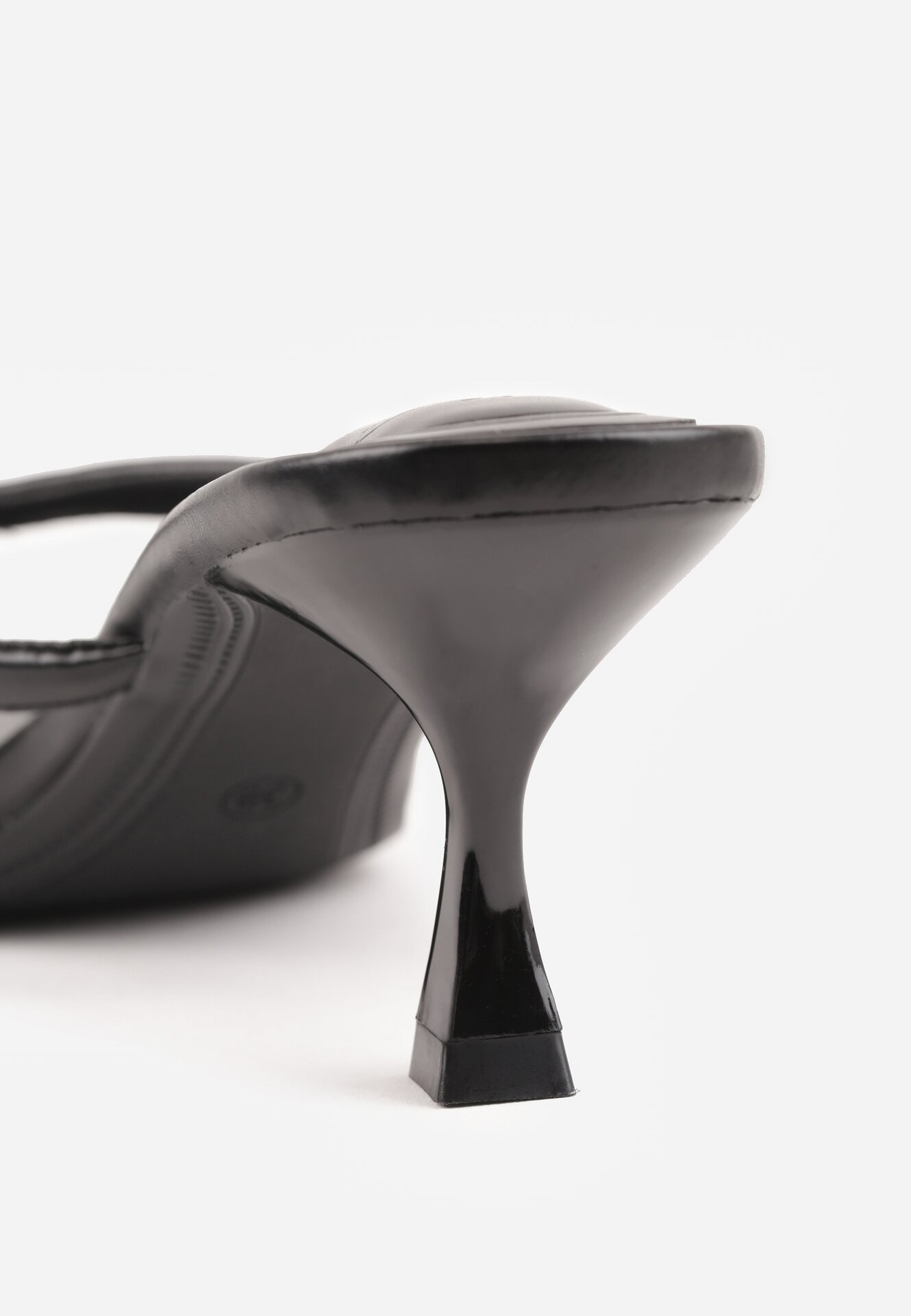 Czarne Klapki Japonki na Obcasie Typu Kaczuszka Livnara