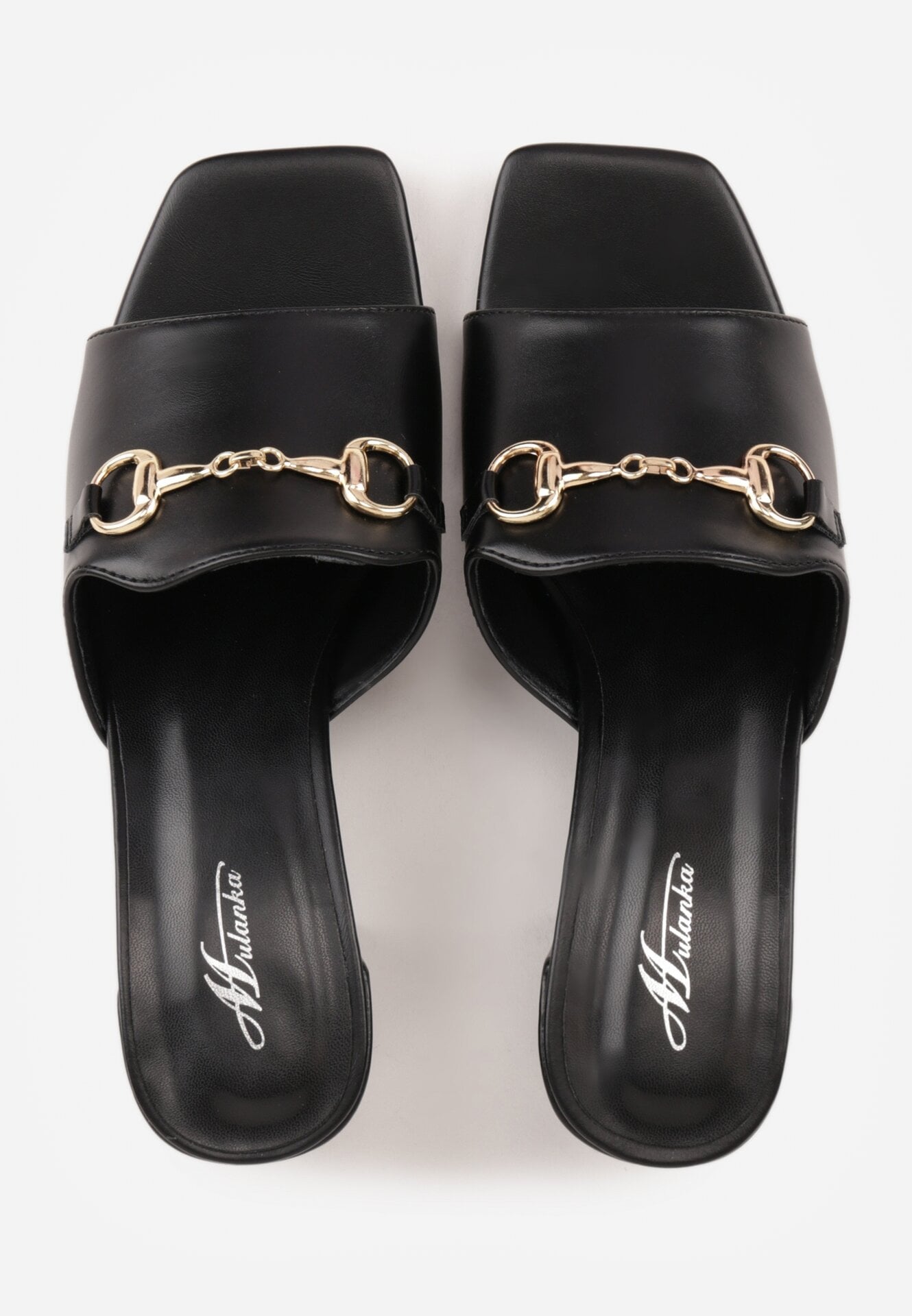 Czarne Eleganckie Klapki na Słupku z Odkrytym Noskiem i Metaliczną Aplikacją Anazia