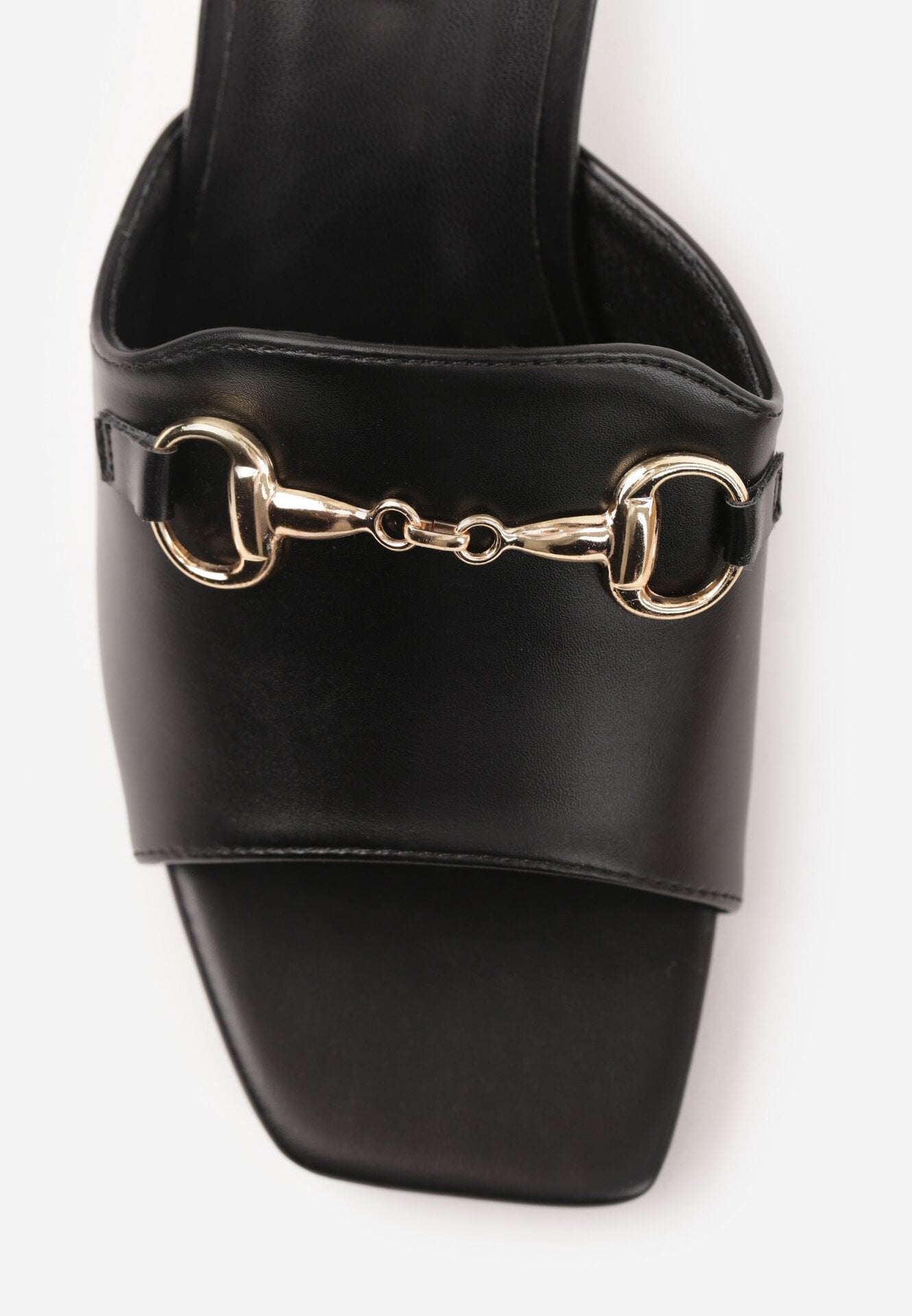 Czarne Eleganckie Klapki na Słupku z Odkrytym Noskiem i Metaliczną Aplikacją Anazia