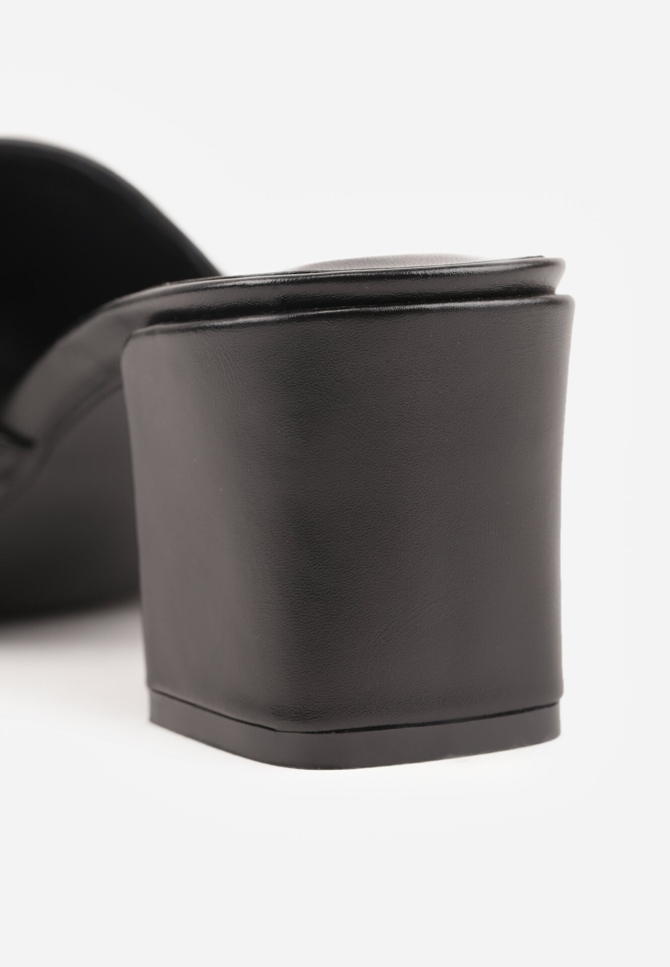 Czarne Eleganckie Klapki na Słupku z Odkrytym Noskiem i Metaliczną Aplikacją Anazia