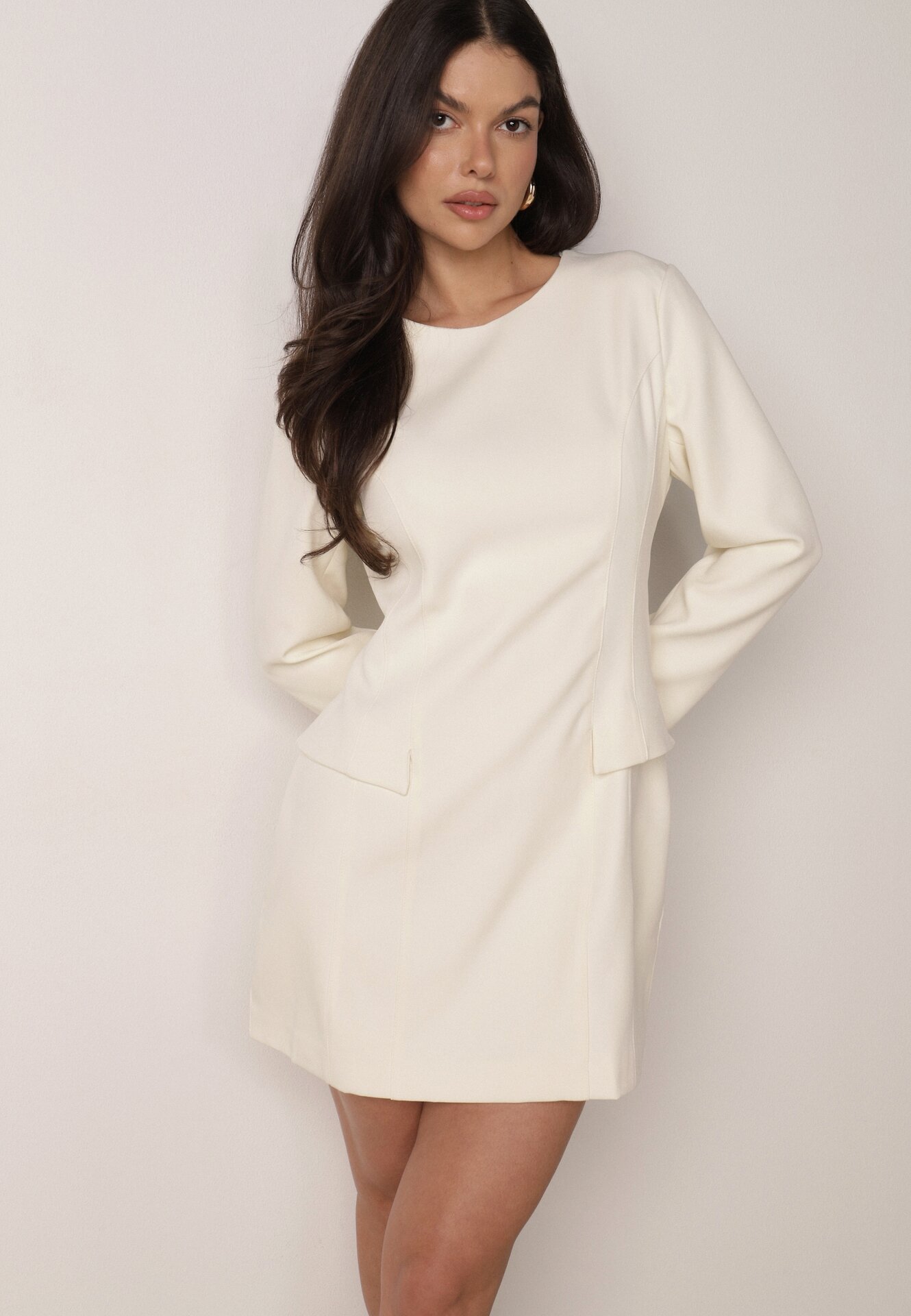 Jasnobeżowa Elegancka Sukienka VICES o Trapezowym Kroju z Imitacją Kieszeni Amaliete