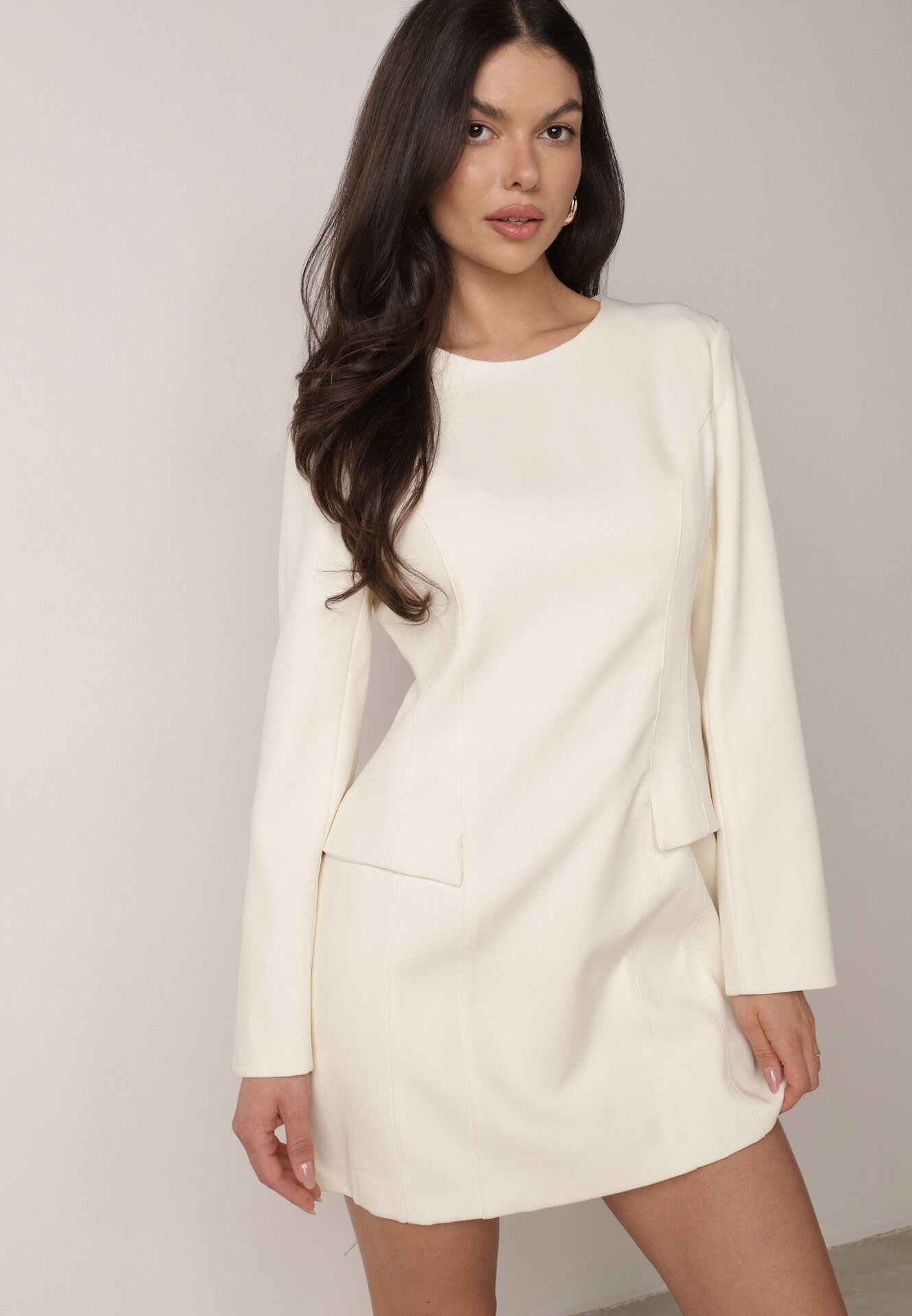 Jasnobeżowa Elegancka Sukienka VICES o Trapezowym Kroju z Imitacją Kieszeni Amaliete