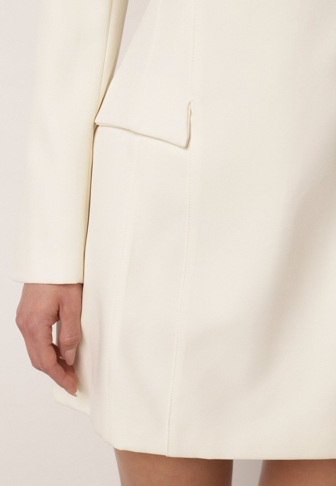 Jasnobeżowa Elegancka Sukienka VICES o Trapezowym Kroju z Imitacją Kieszeni Amaliete