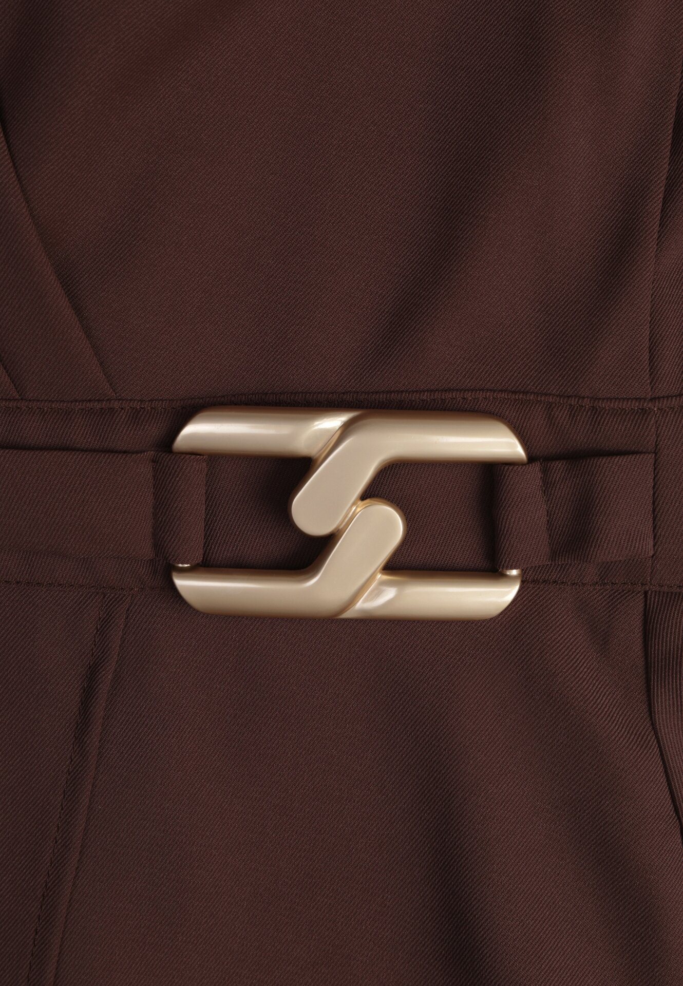 Brązowa Kopertowa Sukienka Wieczorowa z Metaliczną Aplikacją w Talii Henalana