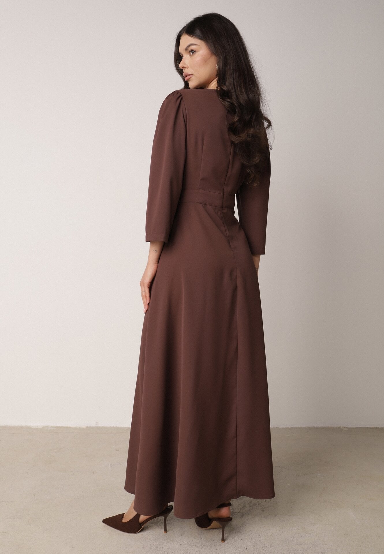 Brązowa Kopertowa Sukienka Wieczorowa z Metaliczną Aplikacją w Talii Henalana