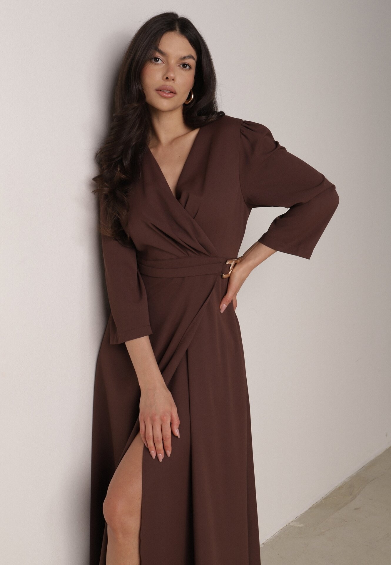 Brązowa Kopertowa Sukienka Wieczorowa z Metaliczną Aplikacją w Talii Henalana