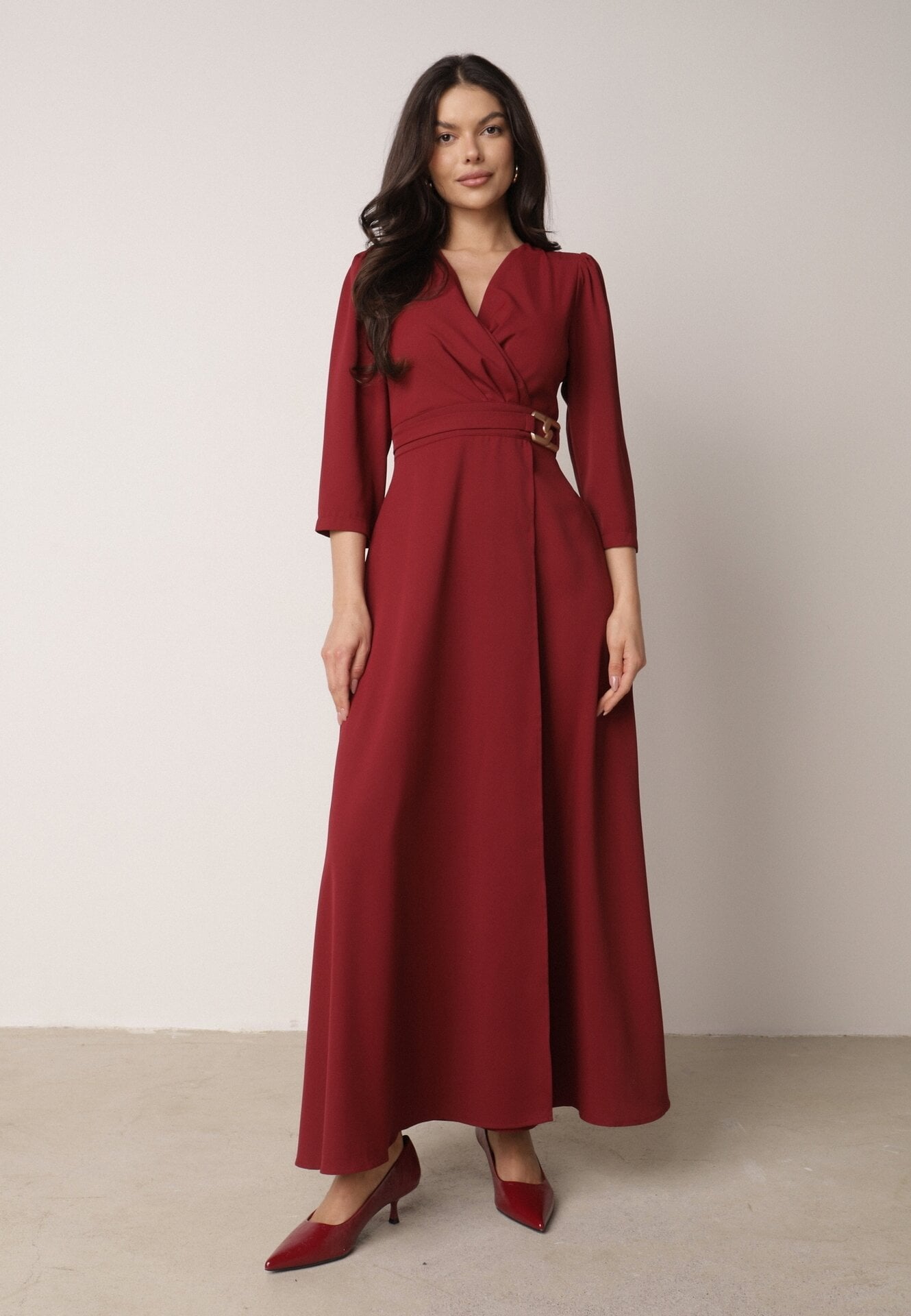 Bordowa Kopertowa Sukienka Wieczorowa z Metaliczną Aplikacją w Talii Henalana