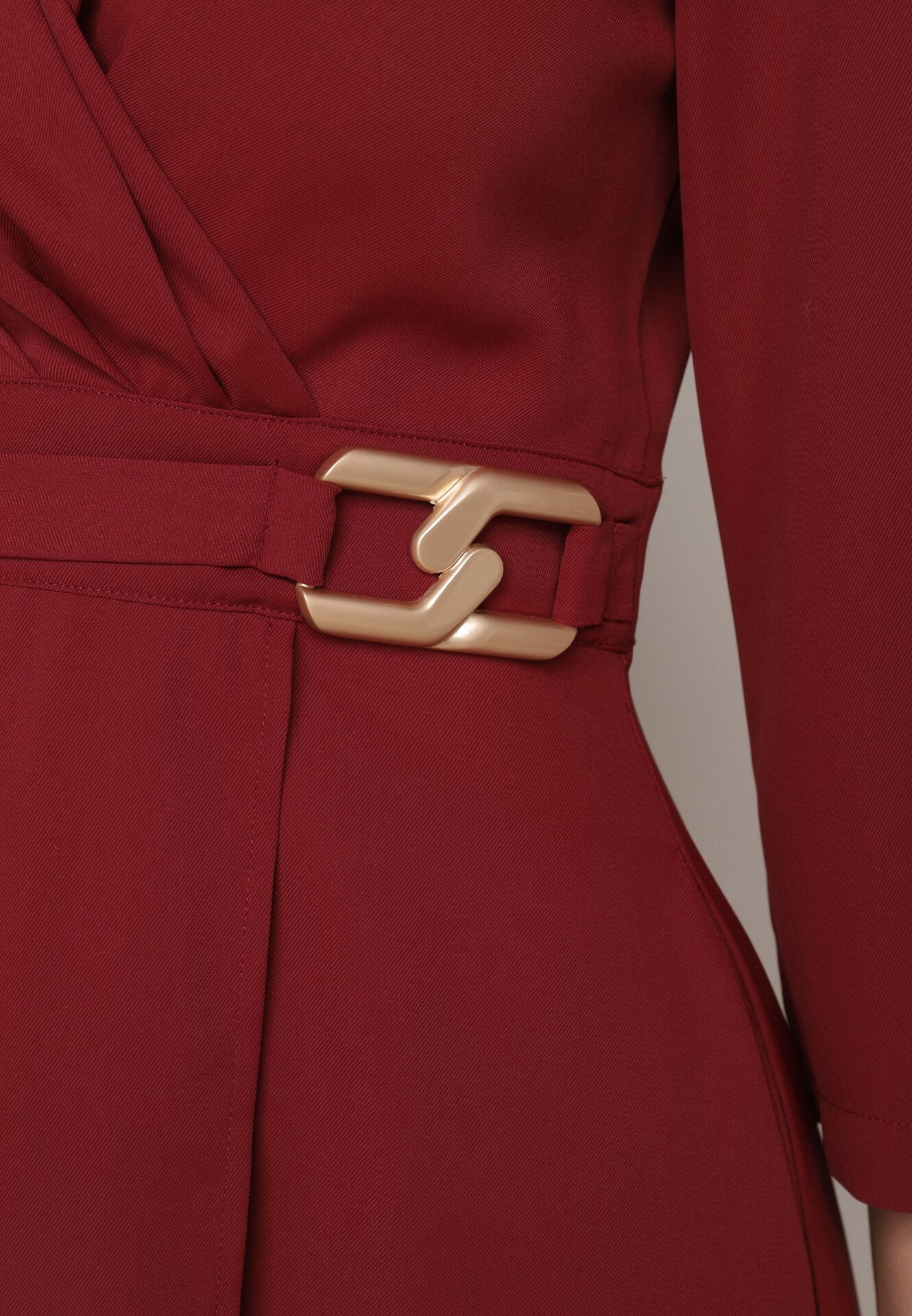 Bordowa Kopertowa Sukienka Wieczorowa z Metaliczną Aplikacją w Talii Henalana