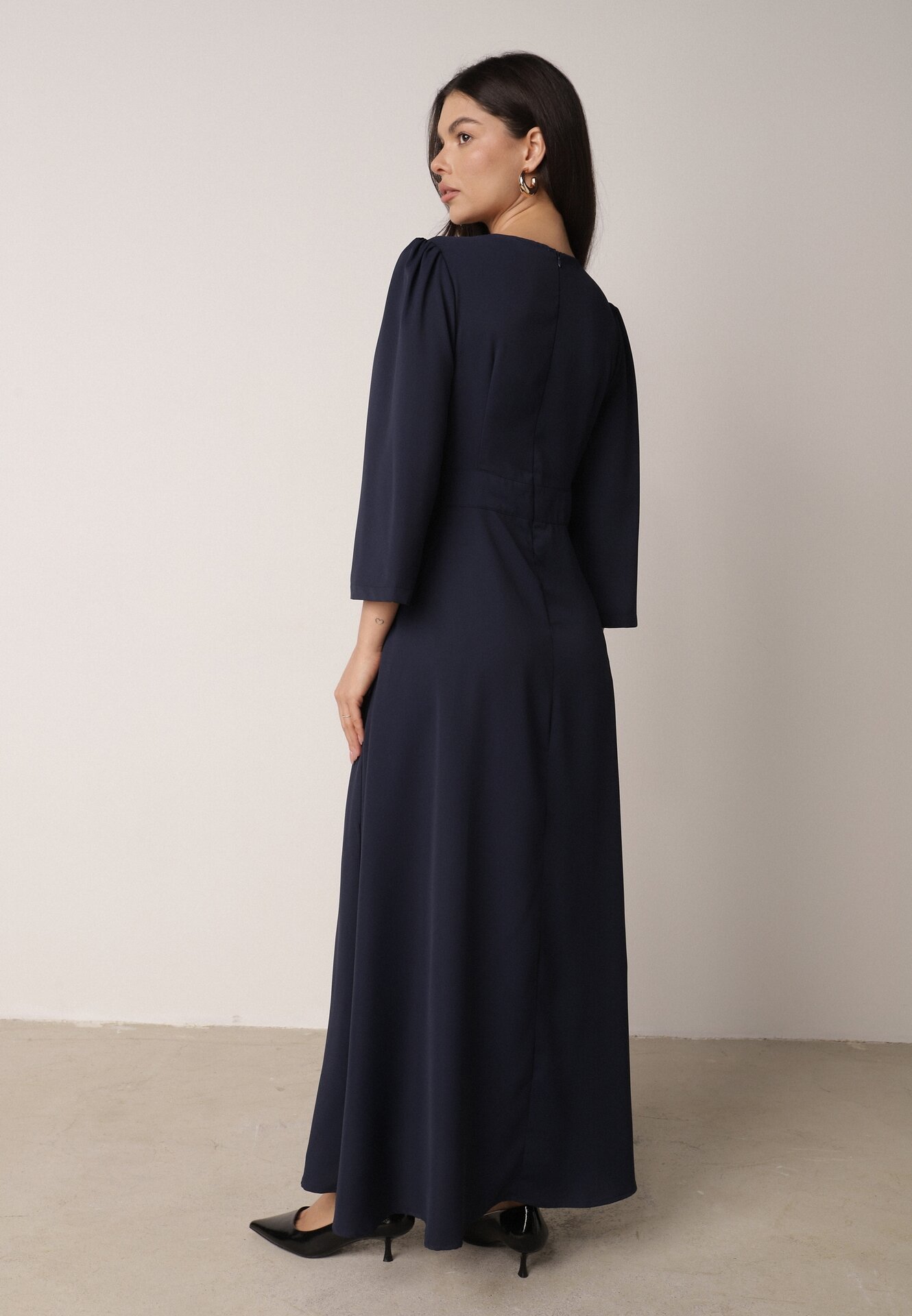 Granatowa Kopertowa Sukienka Wieczorowa z Metaliczną Aplikacją w Talii Henalana