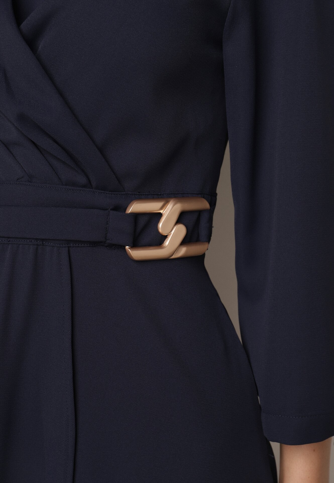 Granatowa Kopertowa Sukienka Wieczorowa z Metaliczną Aplikacją w Talii Henalana