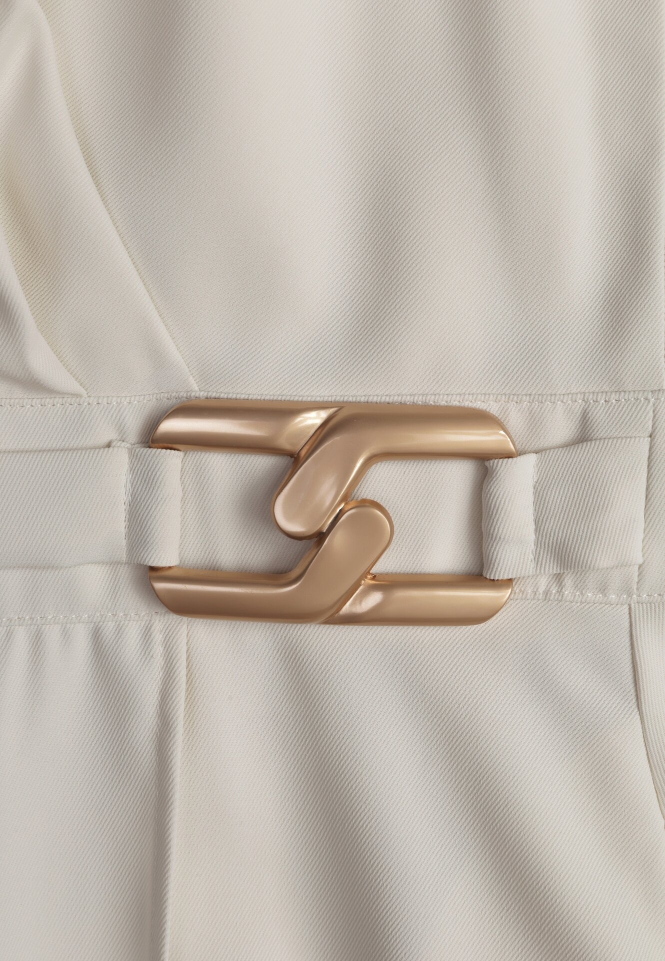 Jasnobeżowa Kopertowa Sukienka Wieczorowa z Metaliczną Aplikacją w Talii Henalana