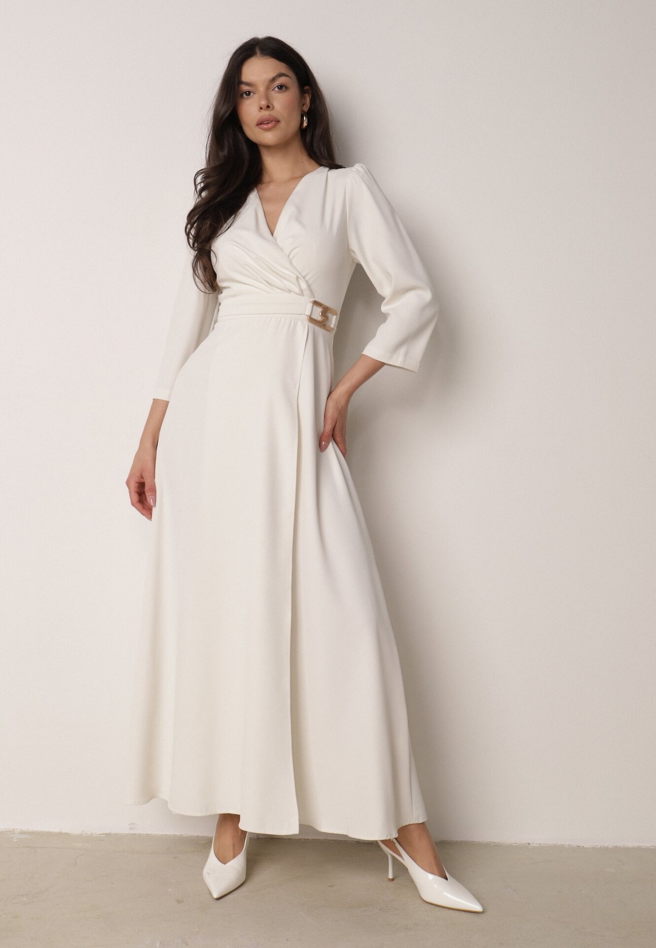 Jasnobeżowa Kopertowa Sukienka Wieczorowa z Metaliczną Aplikacją w Talii Henalana