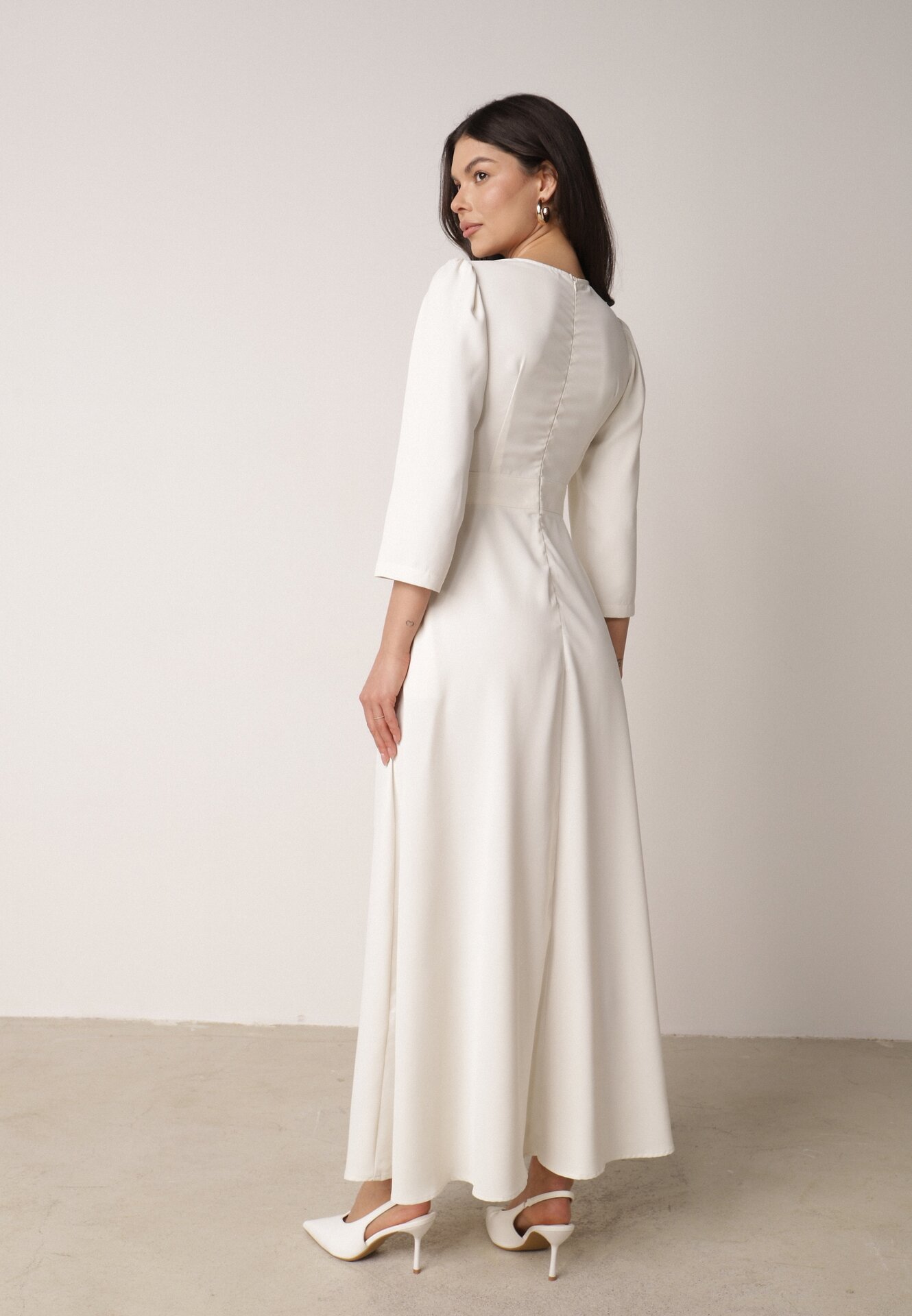 Jasnobeżowa Kopertowa Sukienka Wieczorowa z Metaliczną Aplikacją w Talii Henalana