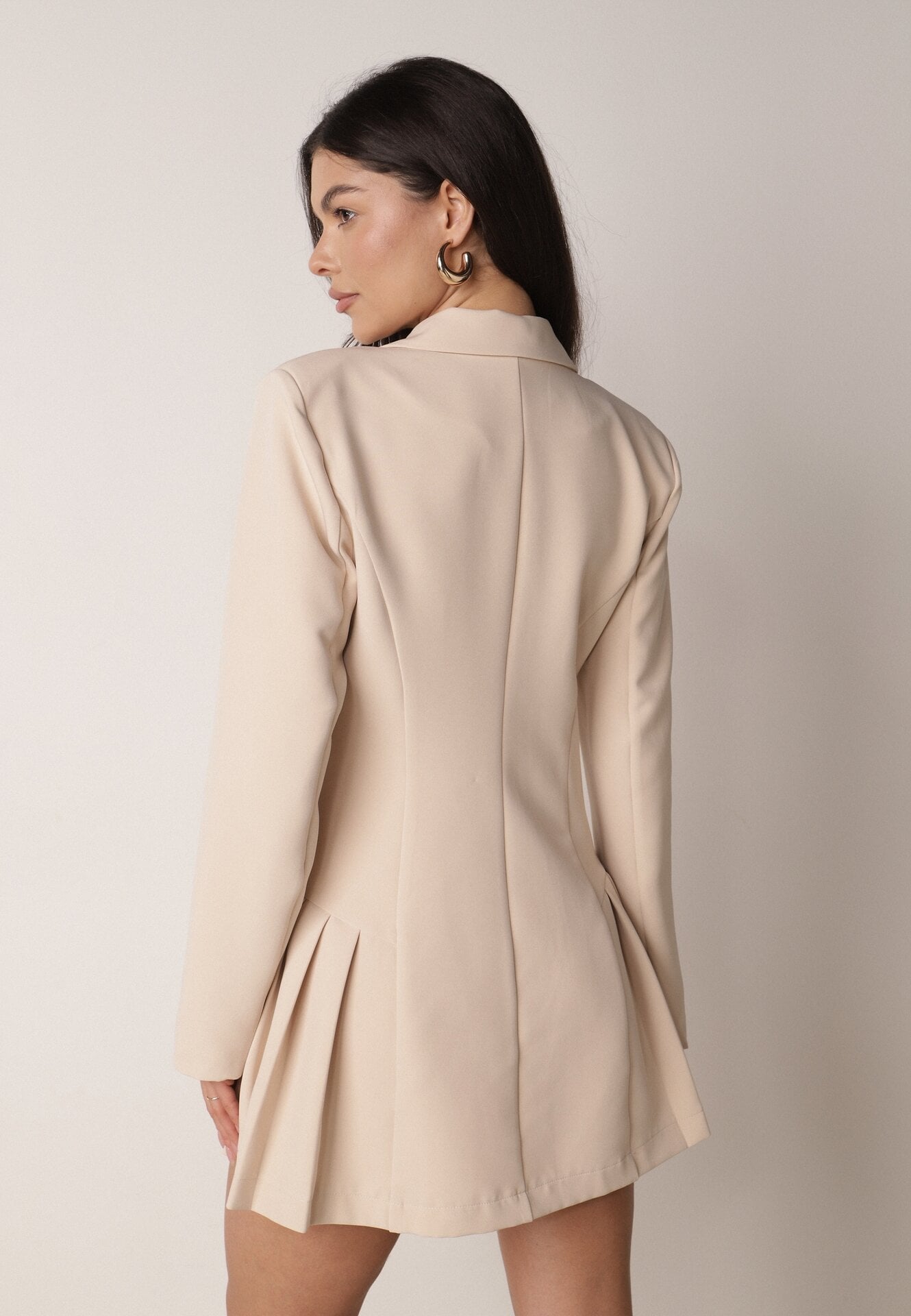 Beżowa Sukienka o Kroju Marynarki VICES z Poduszkami w Ramionach Serlina