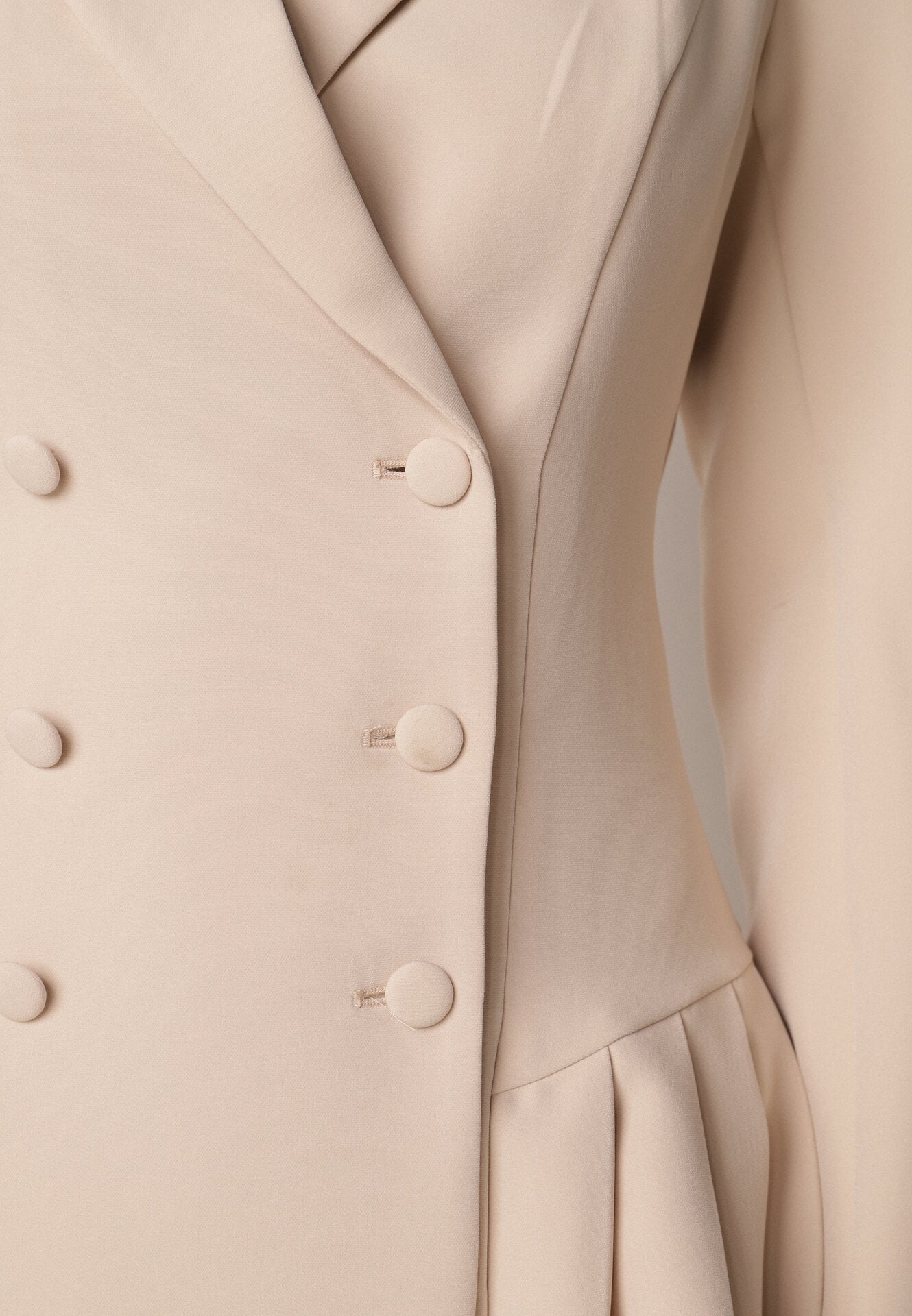 Beżowa Sukienka o Kroju Marynarki VICES z Poduszkami w Ramionach Serlina