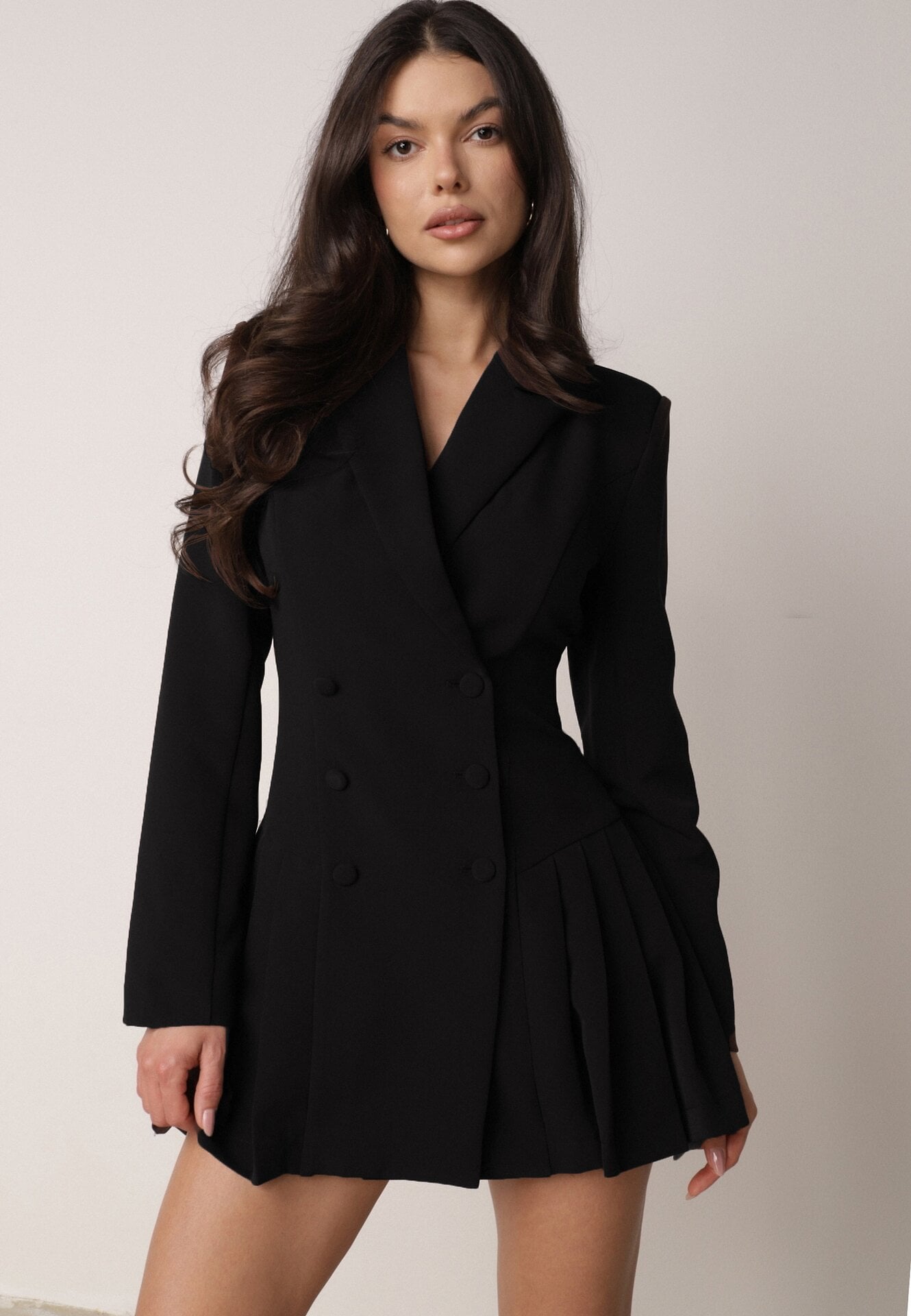 Czarna Sukienka o Kroju Marynarki VICES z Poduszkami w Ramionach Serlina