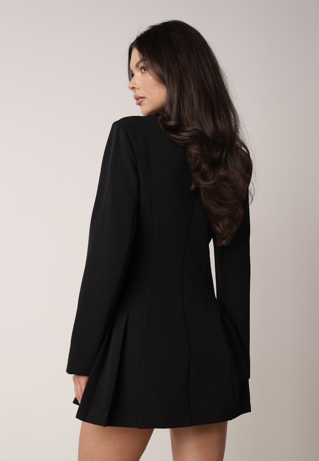 Czarna Sukienka o Kroju Marynarki VICES z Poduszkami w Ramionach Serlina